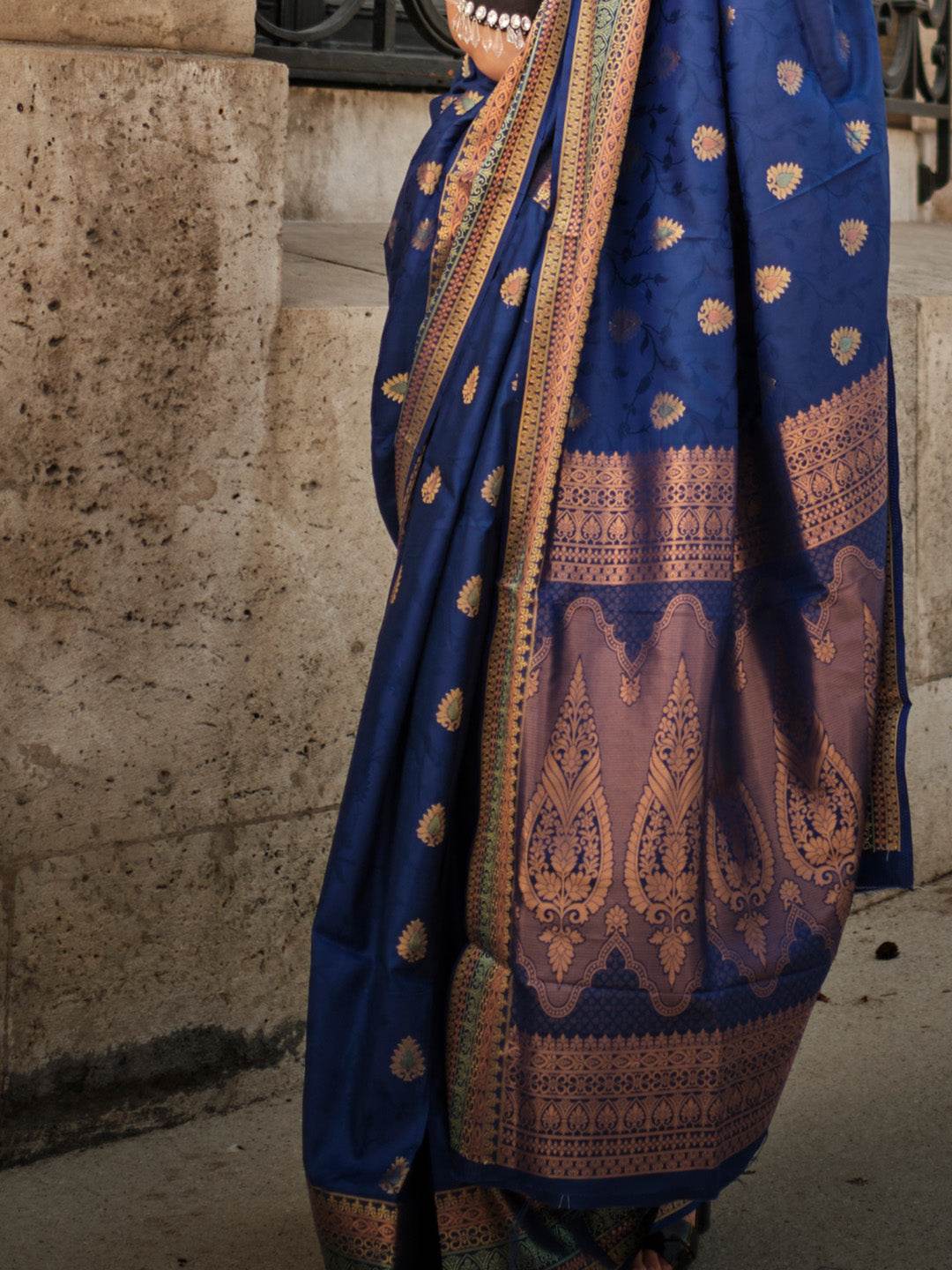 Blue Silk Blend Saree With Blouse Piece