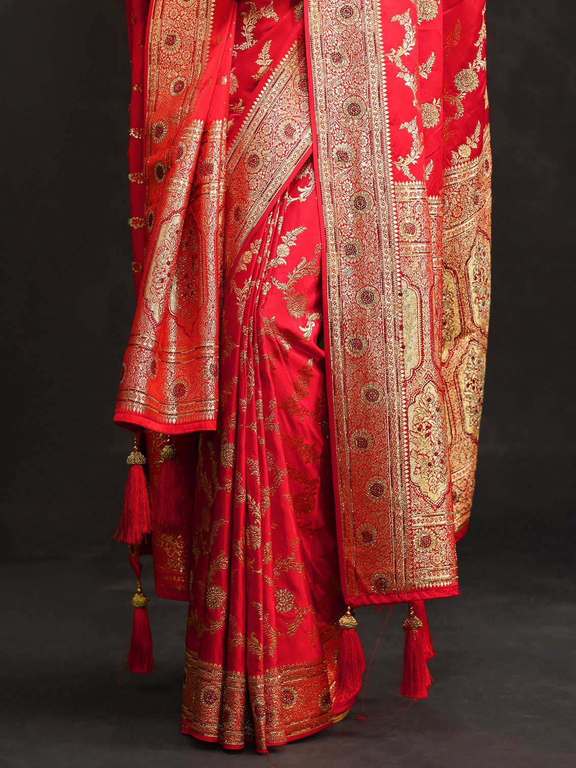 Mameraa Art Vermillion Red Floral Design Banarasi Silk Blend Saree with Dupatta