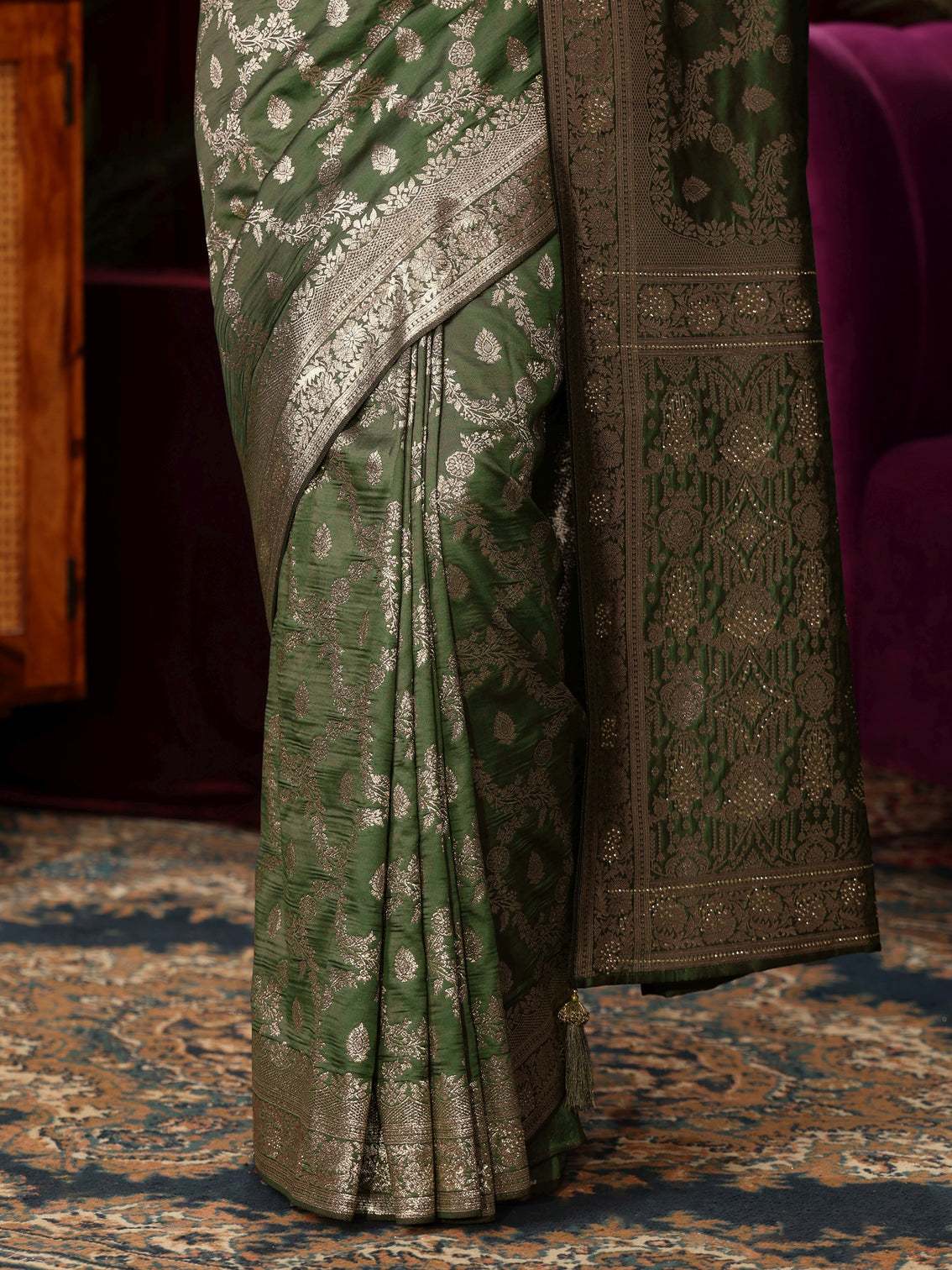 Mameraa Leaf Green Floral Design Silk Blend Banarasi Saree