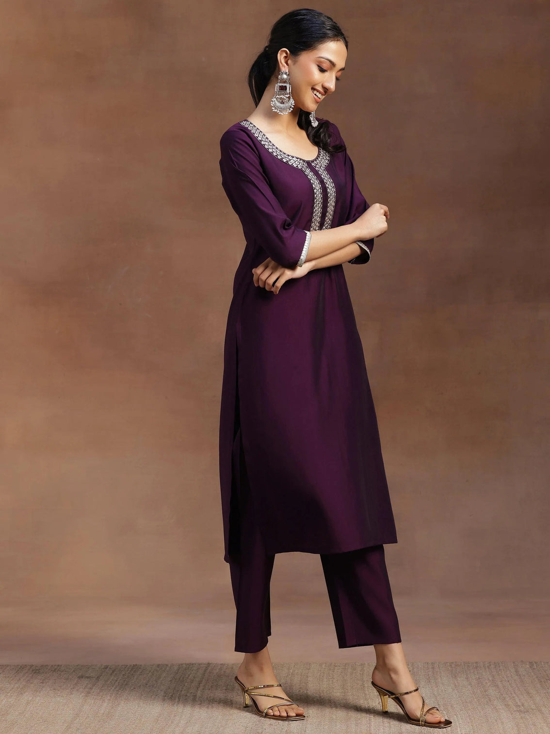 Mameraa Purple Embroidered Silk Blend Straight Suit With Dupatta