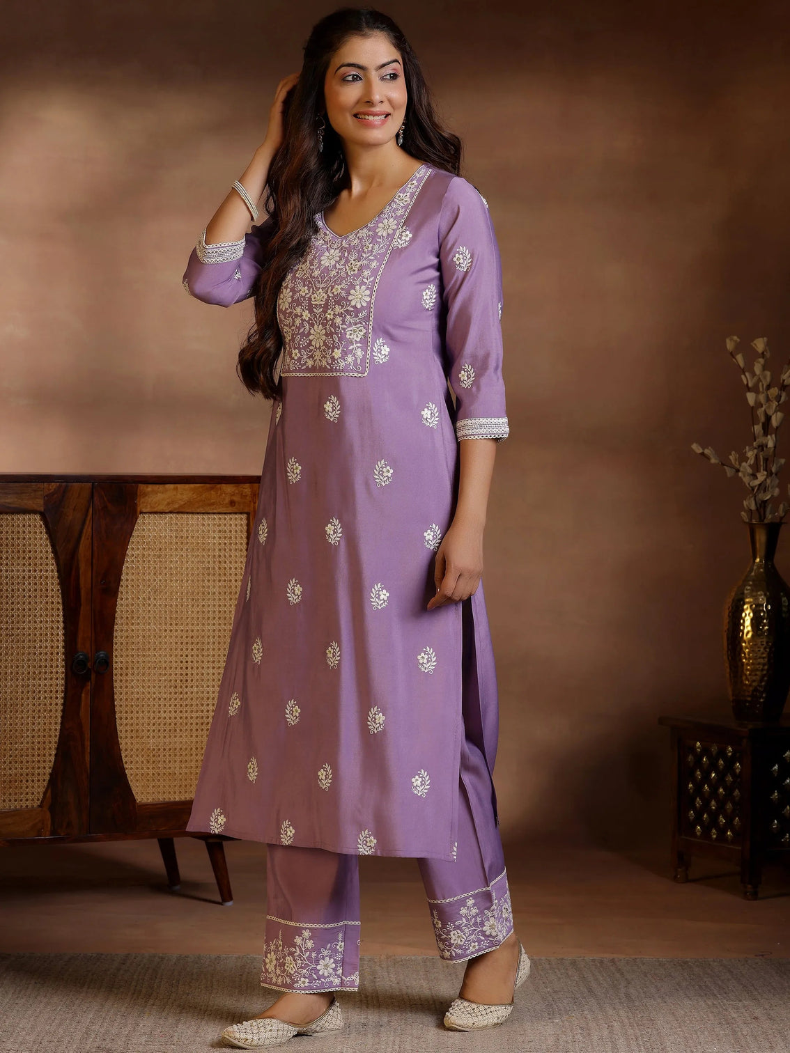 Mameraa Mauve Embroidered Silk Blend Straight Suit With Dupatta