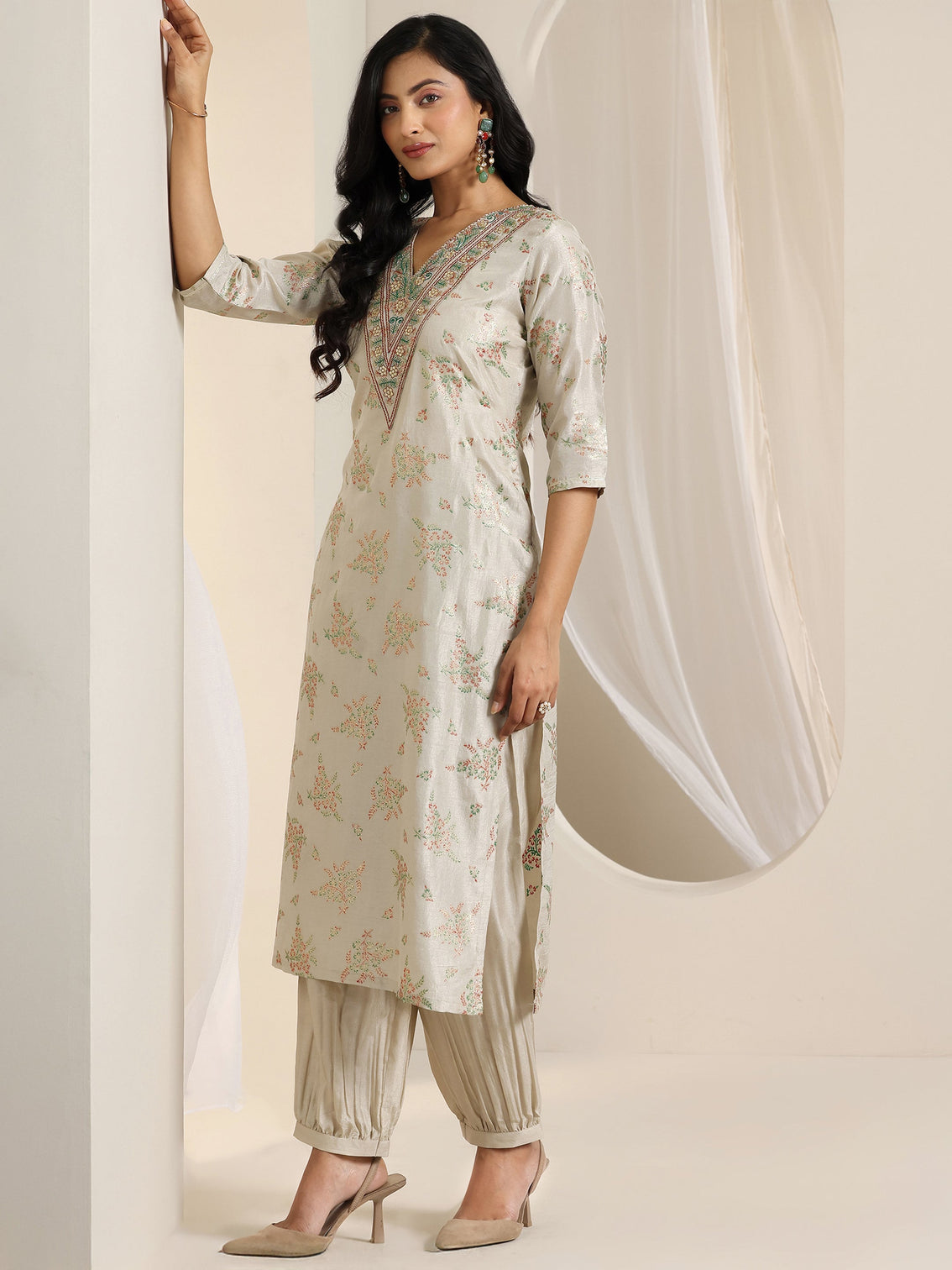 Mameraa Grey Printed Silk Blend Straight Suit Set With Dupatta
