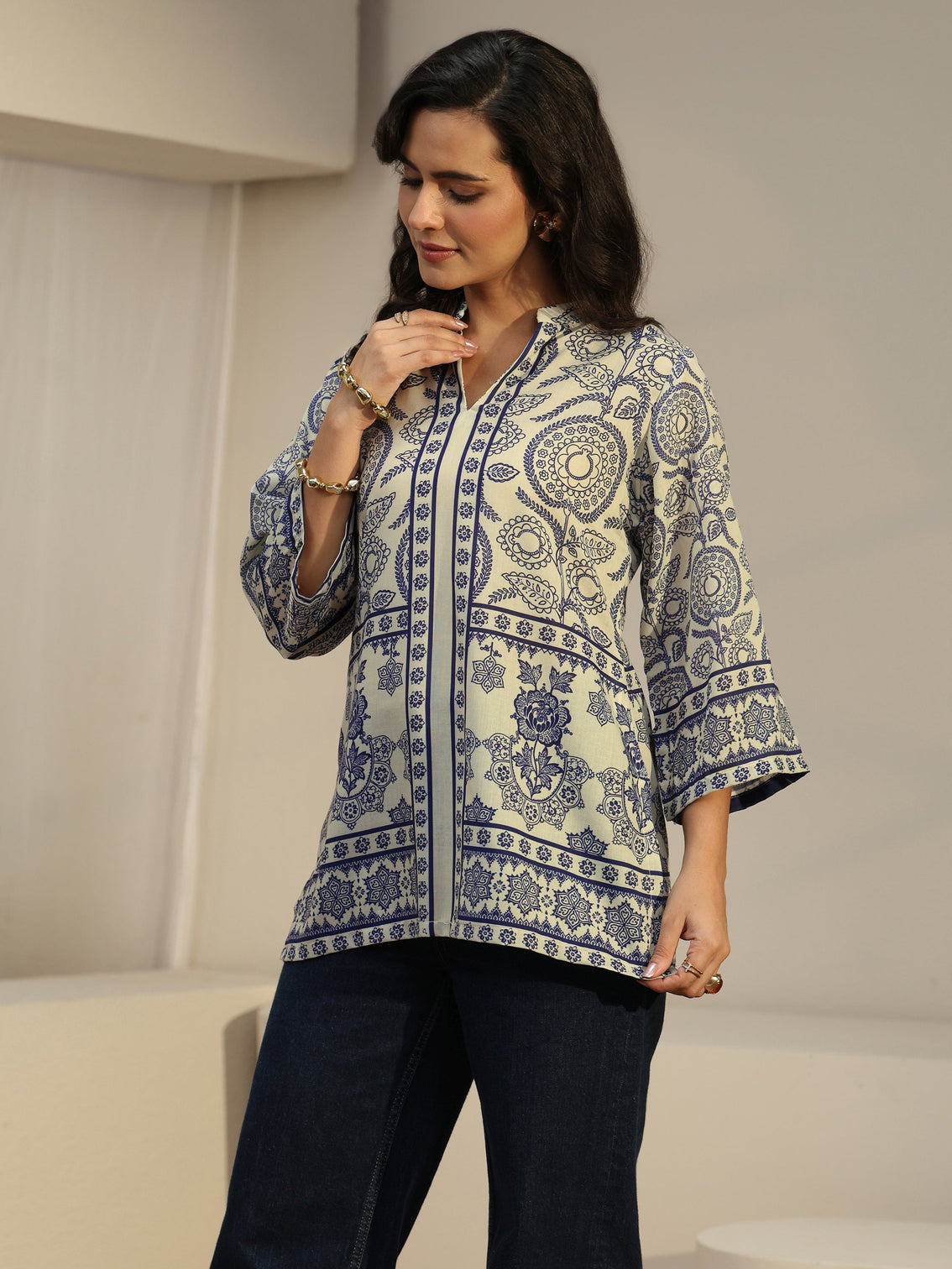 Mameraa Off White Floral Printed Cotton Blend Short Kurti