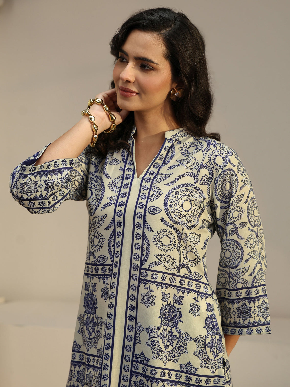 Mameraa Off White Floral Printed Cotton Blend Short Kurti