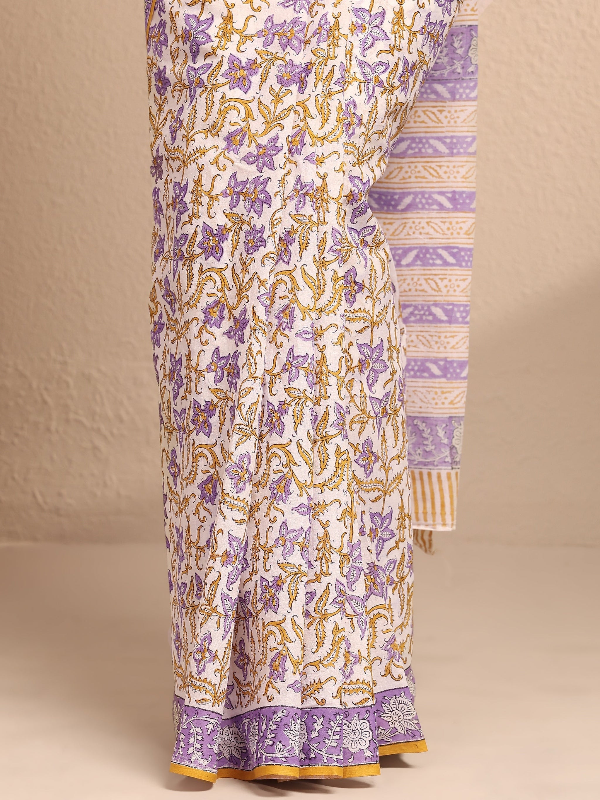 Libas White Printed Cotton Saree With Unstitched Blouse Piece