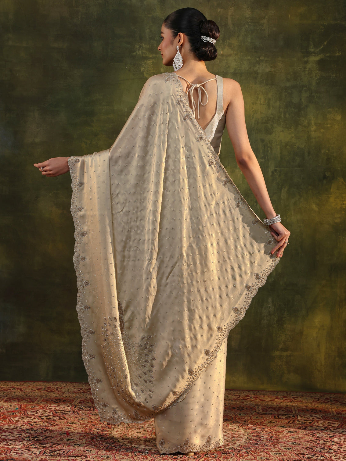 Mameraa Art Ivory Embellished Silk Blend Saree With Unstitched Blouse Piece