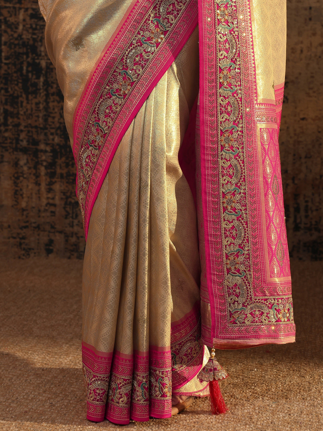 Mameraa Art Gold Ethnic Motifs Woven Design Silk Blend Saree With Unstitched Blouse Piece