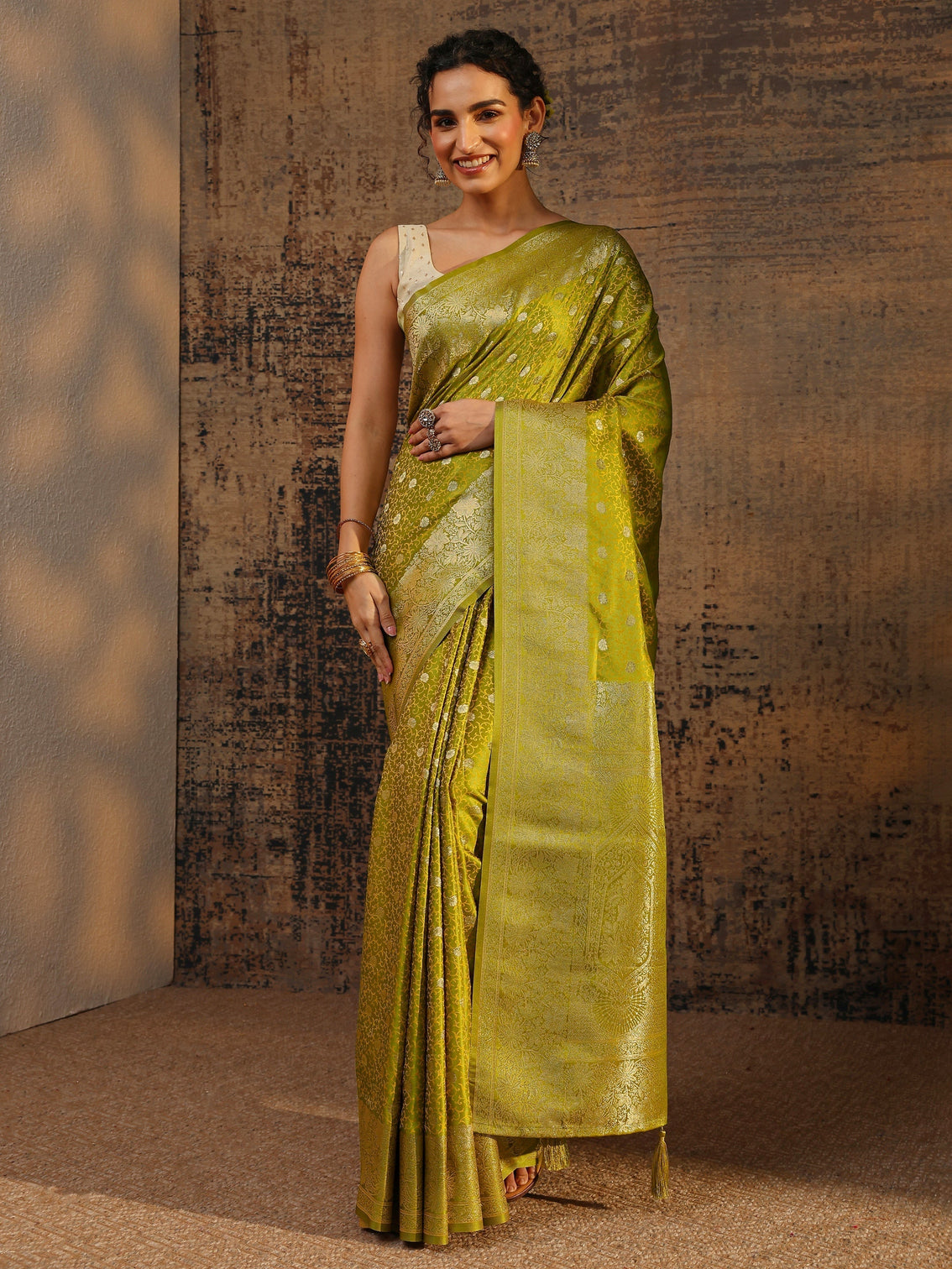 Mameraa Green Floral Woven Design Silk Blend Saree With Unstitched Blouse Piece