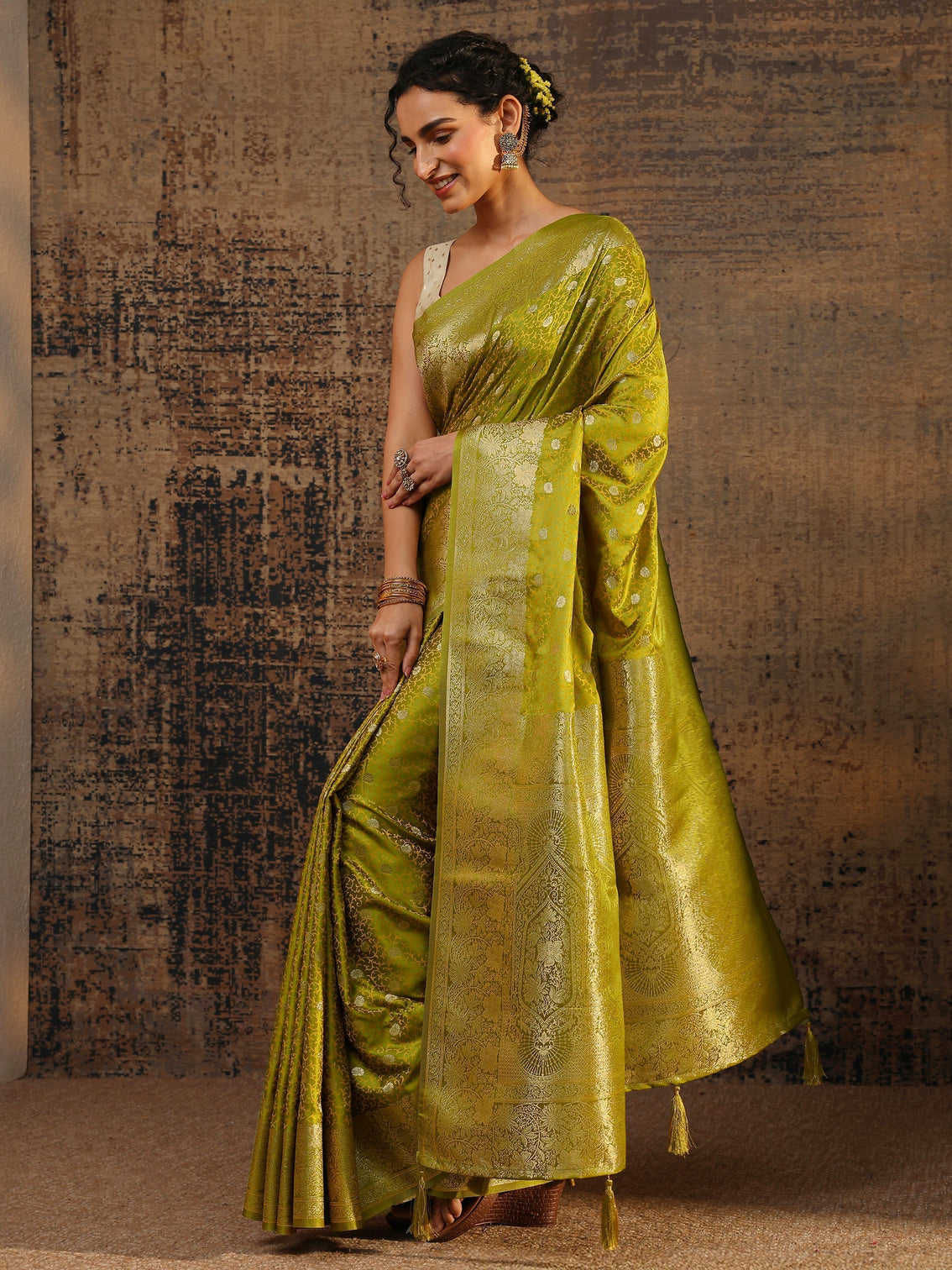 Mameraa Green Floral Woven Design Silk Blend Saree With Unstitched Blouse Piece
