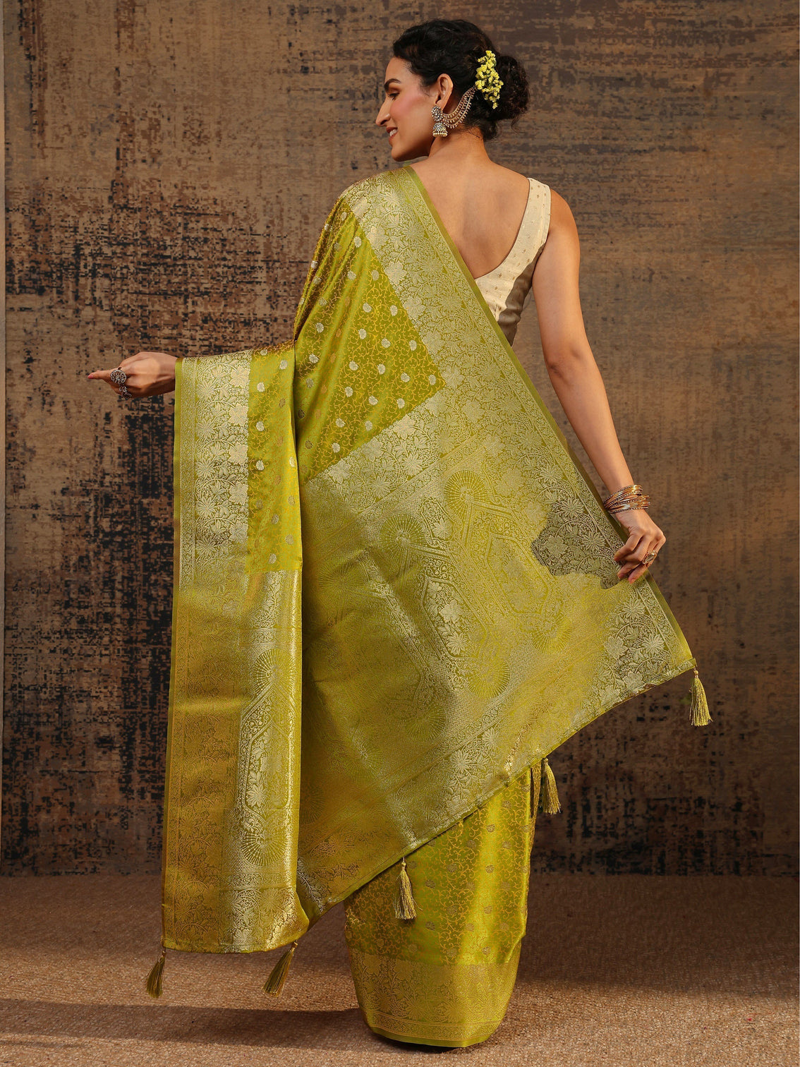 Mameraa Green Floral Woven Design Silk Blend Saree With Unstitched Blouse Piece