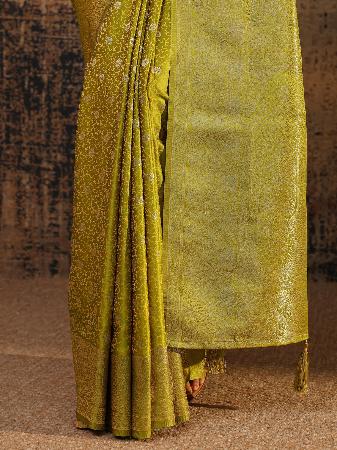 Mameraa Green Floral Woven Design Silk Blend Saree With Unstitched Blouse Piece