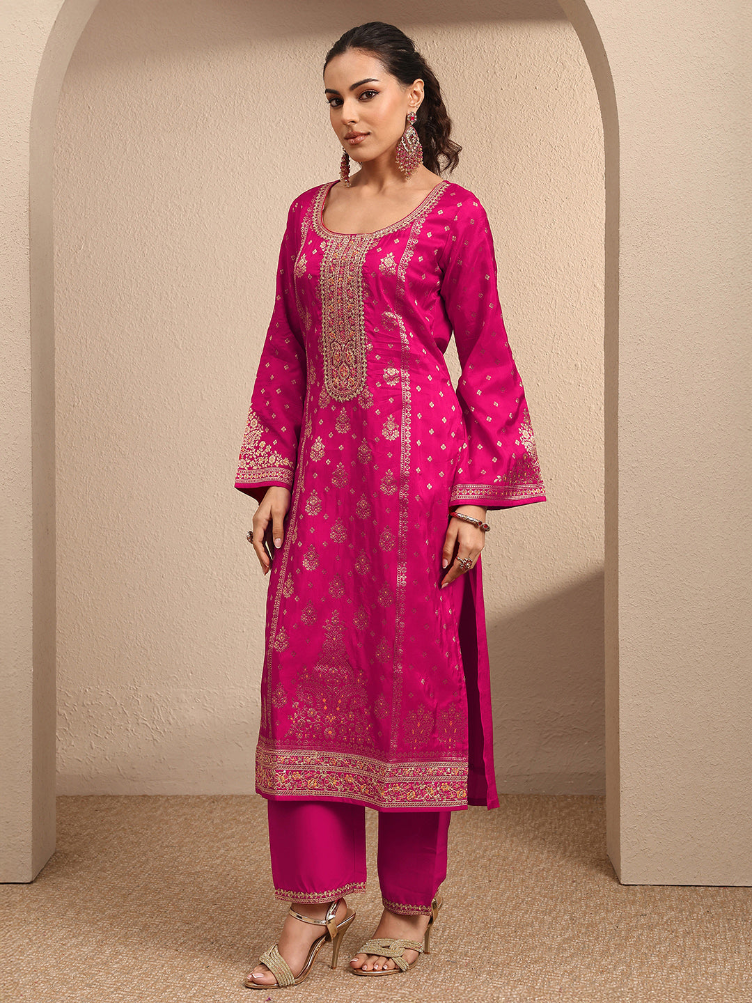 Mameraa Pink Embroidered Silk Blend Straight Suit Set With Dupatta