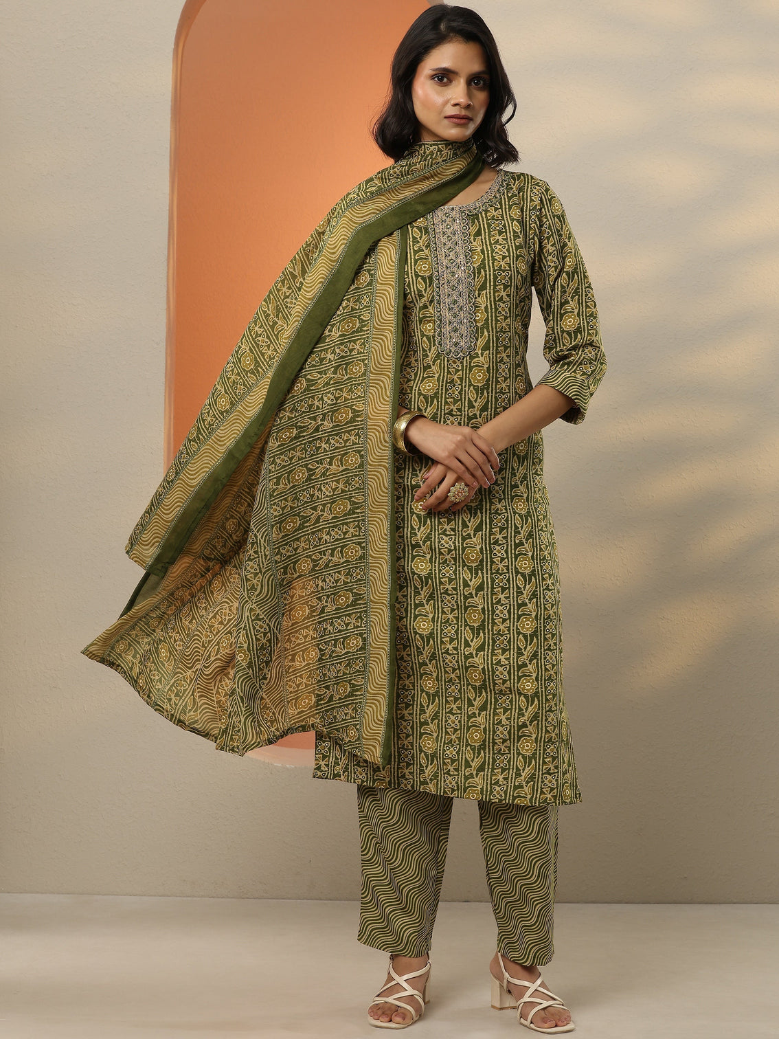 Mameraa Green Printed Cotton Blend  Straight Suit Set With Dupatta