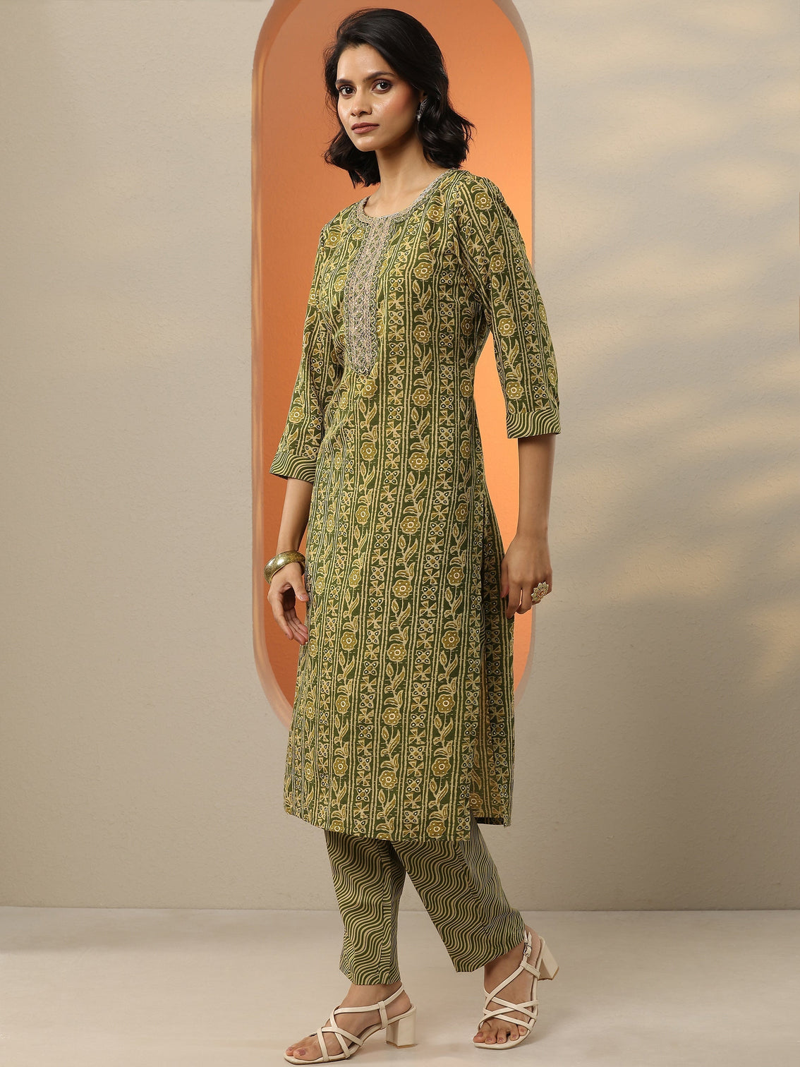 Mameraa Green Printed Cotton Blend  Straight Suit Set With Dupatta