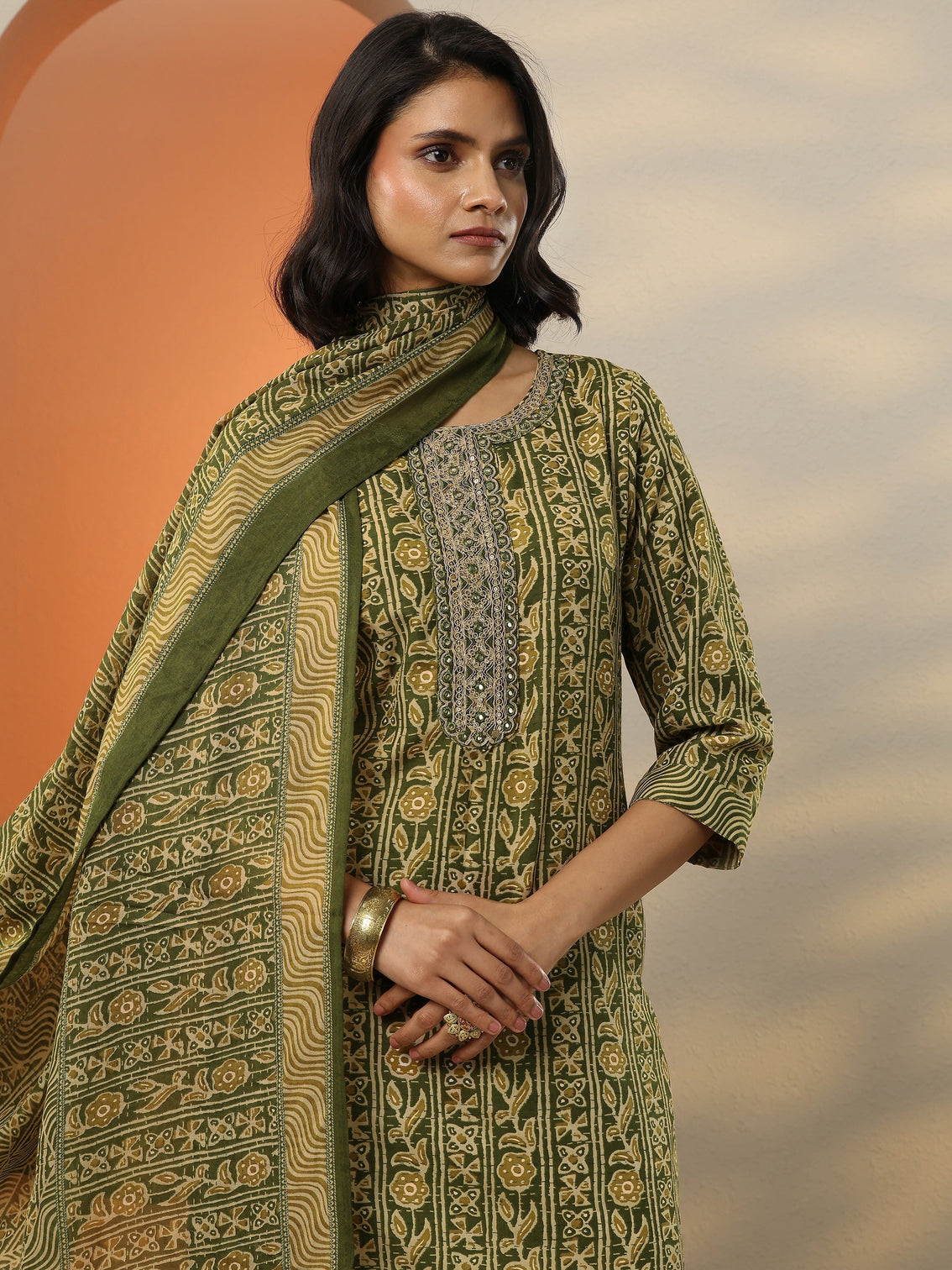 Mameraa Green Printed Cotton Blend  Straight Suit Set With Dupatta