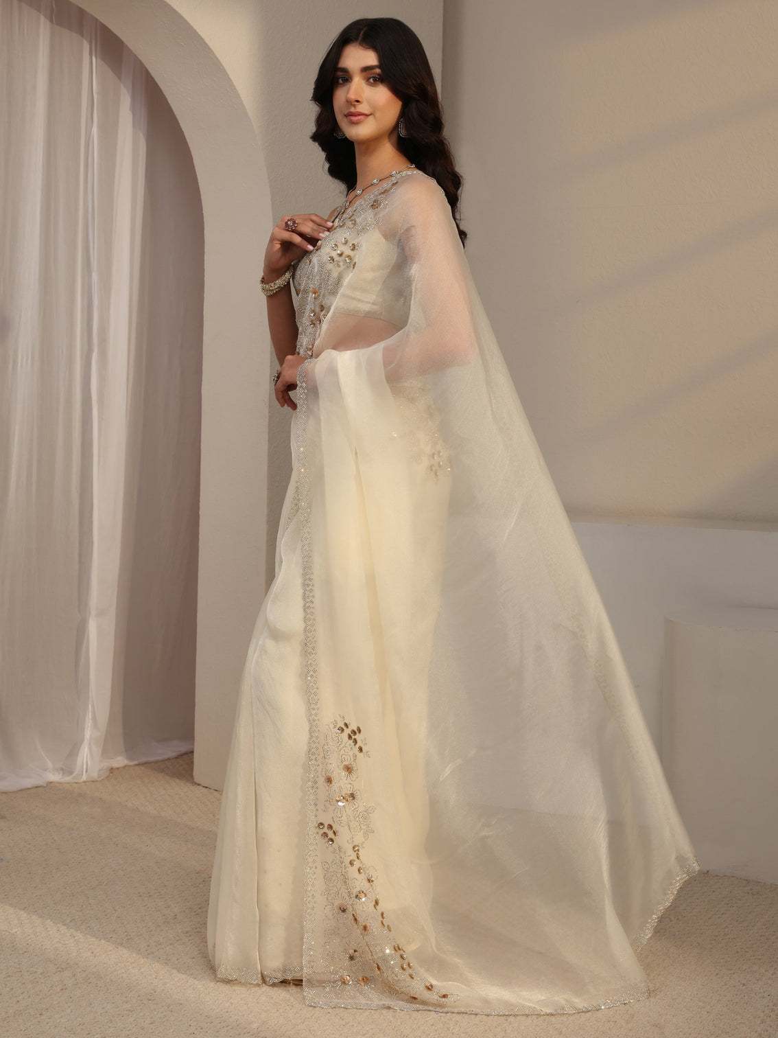 Mameraa White Embellished Organza Saree With Unstitched Blouse Piece