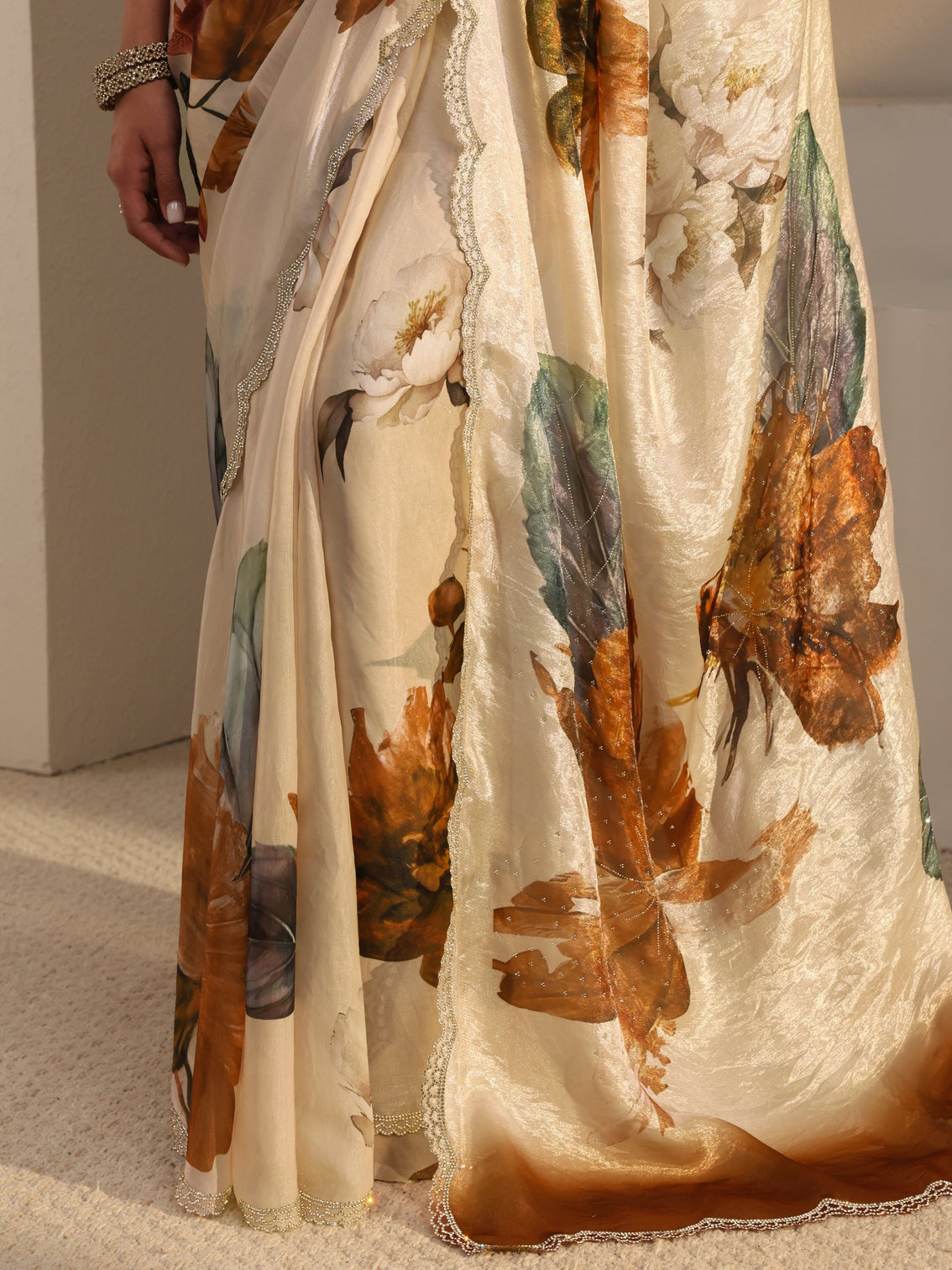 Mameraa Ivory Floral Printed Tissue Saree With Unstitched Blouse Piece