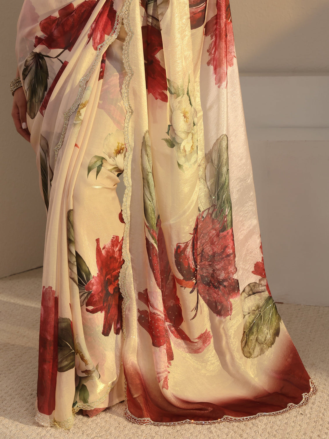 Mameraa Ivory Floral Printed Tissue Saree With Unstitched Blouse Piece