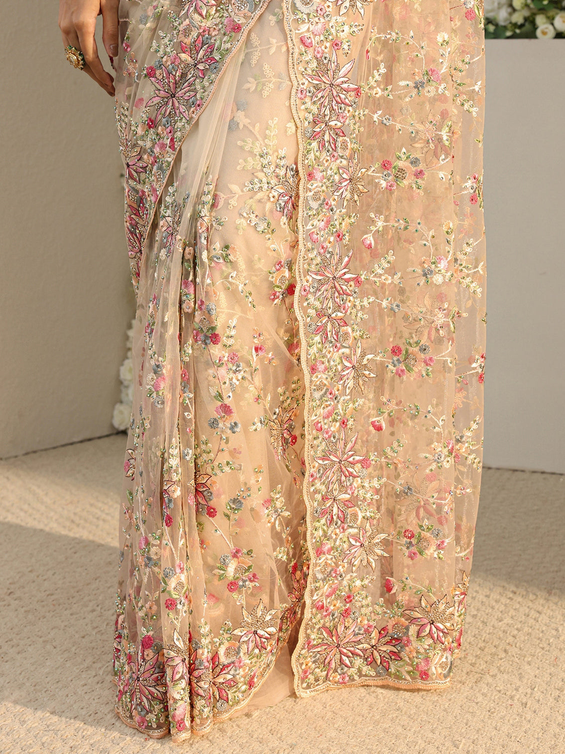 Mameraa Art Ivory Floral Embroidered Net Saree With Unstitched Blouse Piece