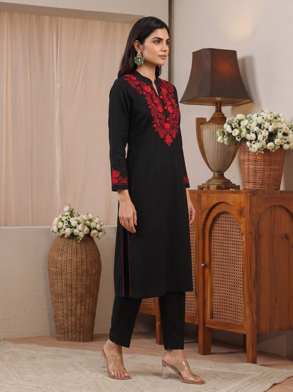 Mameraa Black Floral Embroidered Straight Kurta