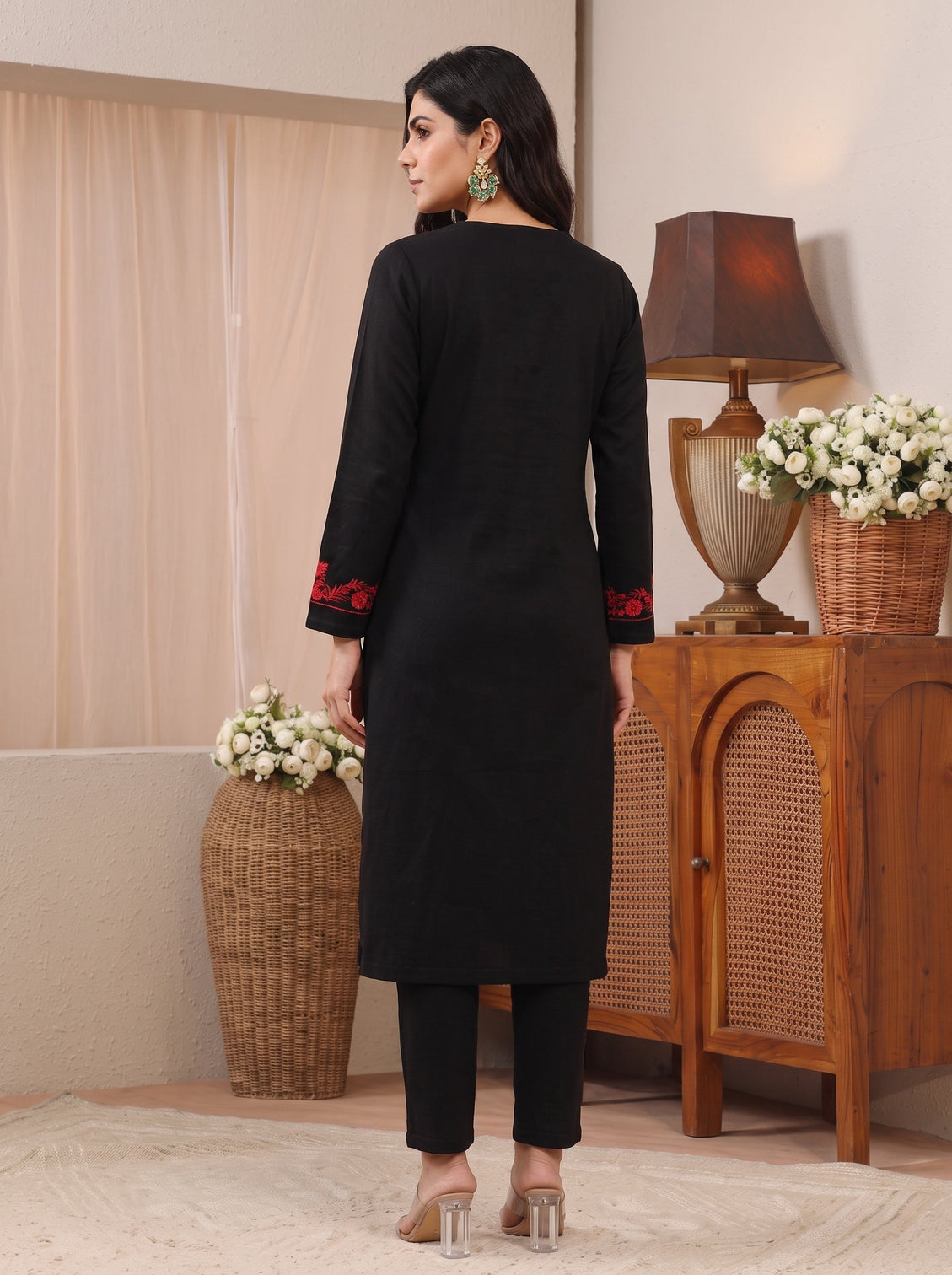 Mameraa Black Floral Embroidered Straight Kurta