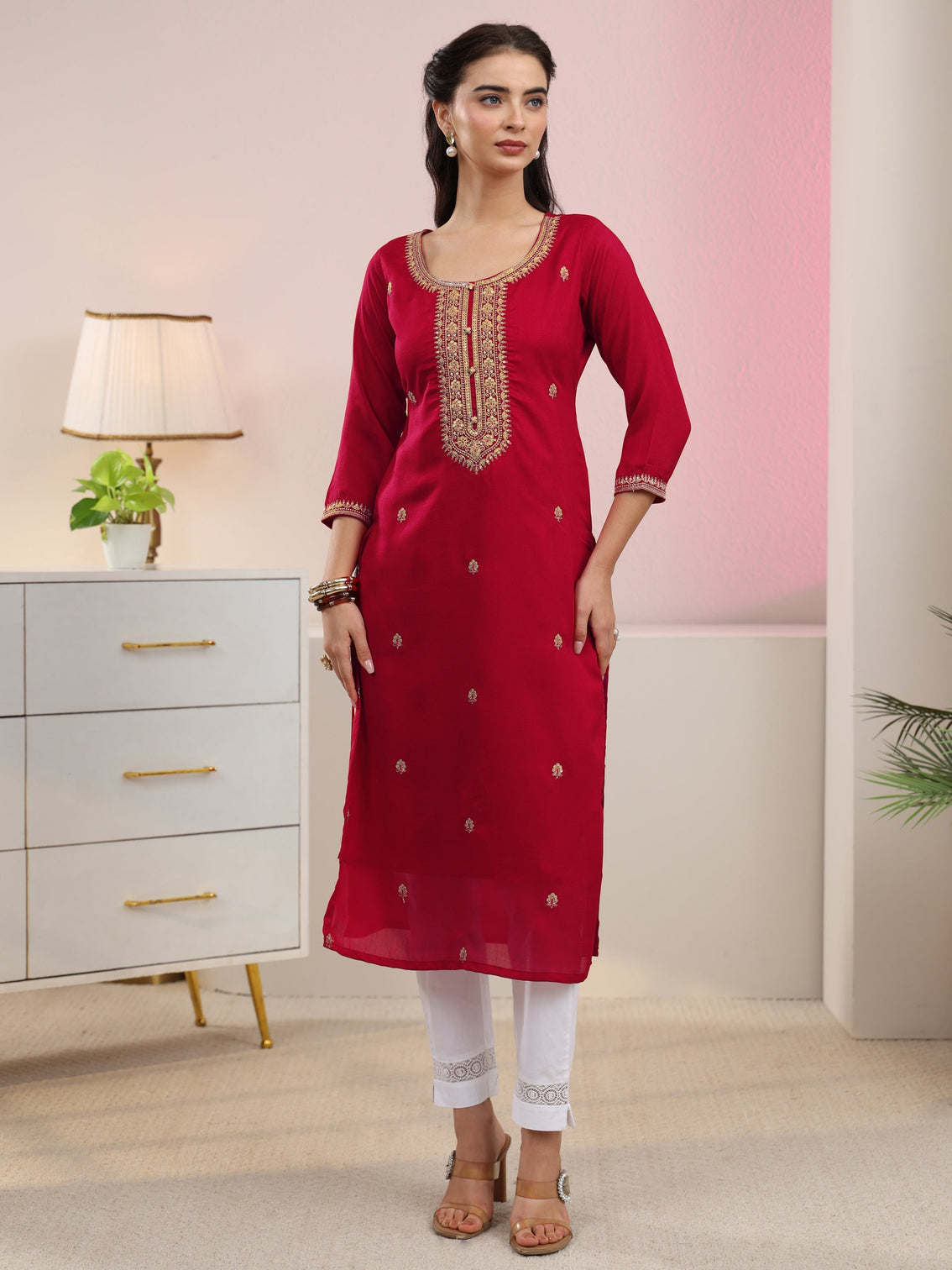 Mameraa Red Floral Embroidered Silk Blend Straight Kurta