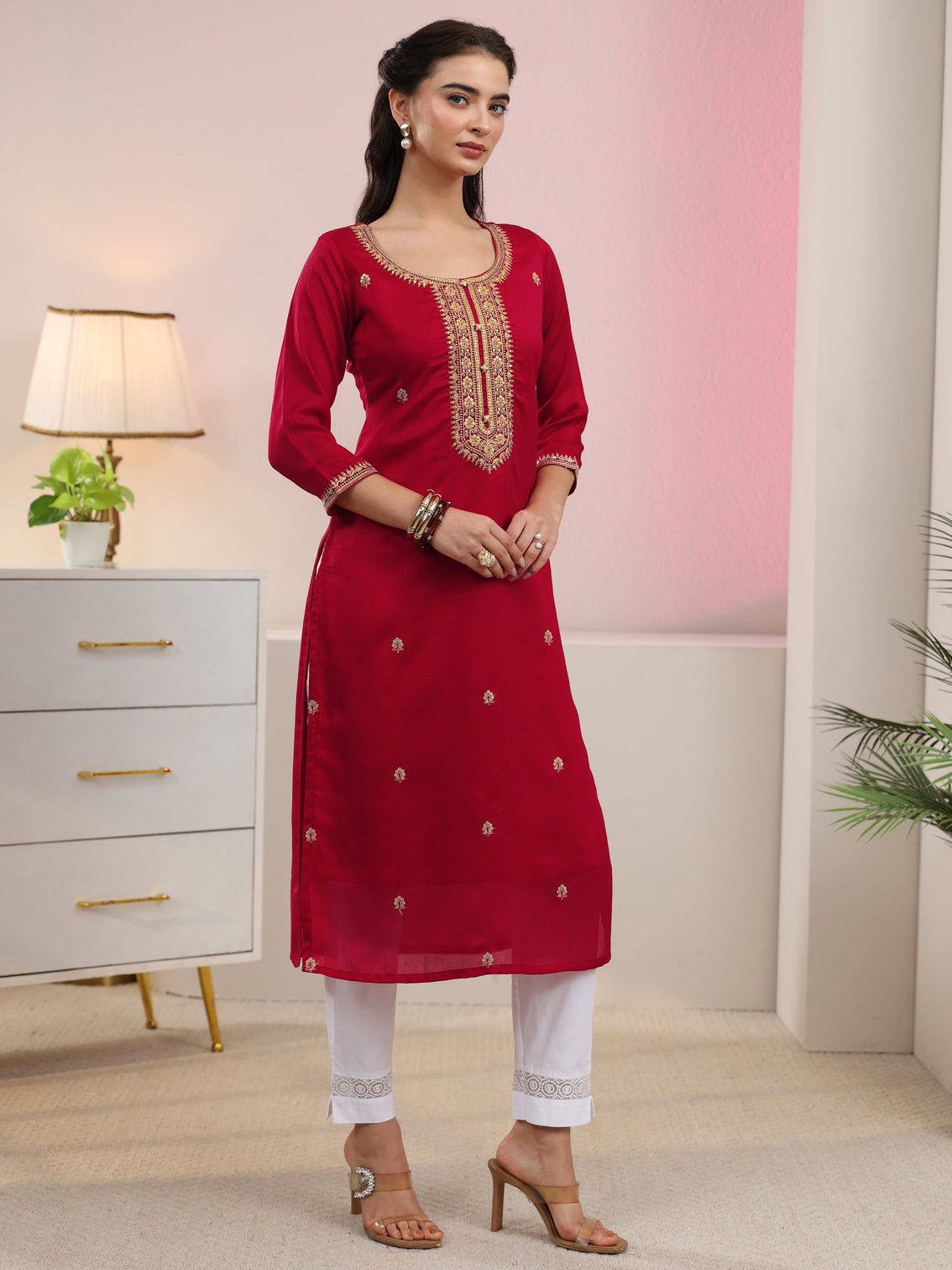 Mameraa Red Floral Embroidered Silk Blend Straight Kurta