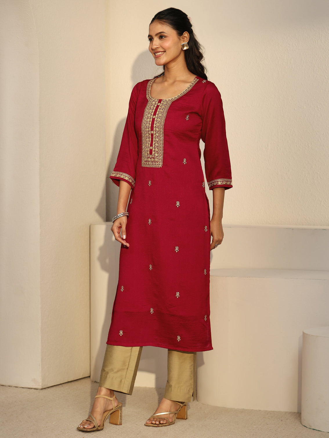 Mameraa Red Floral Embroidered Silk Blend Straight Kurta