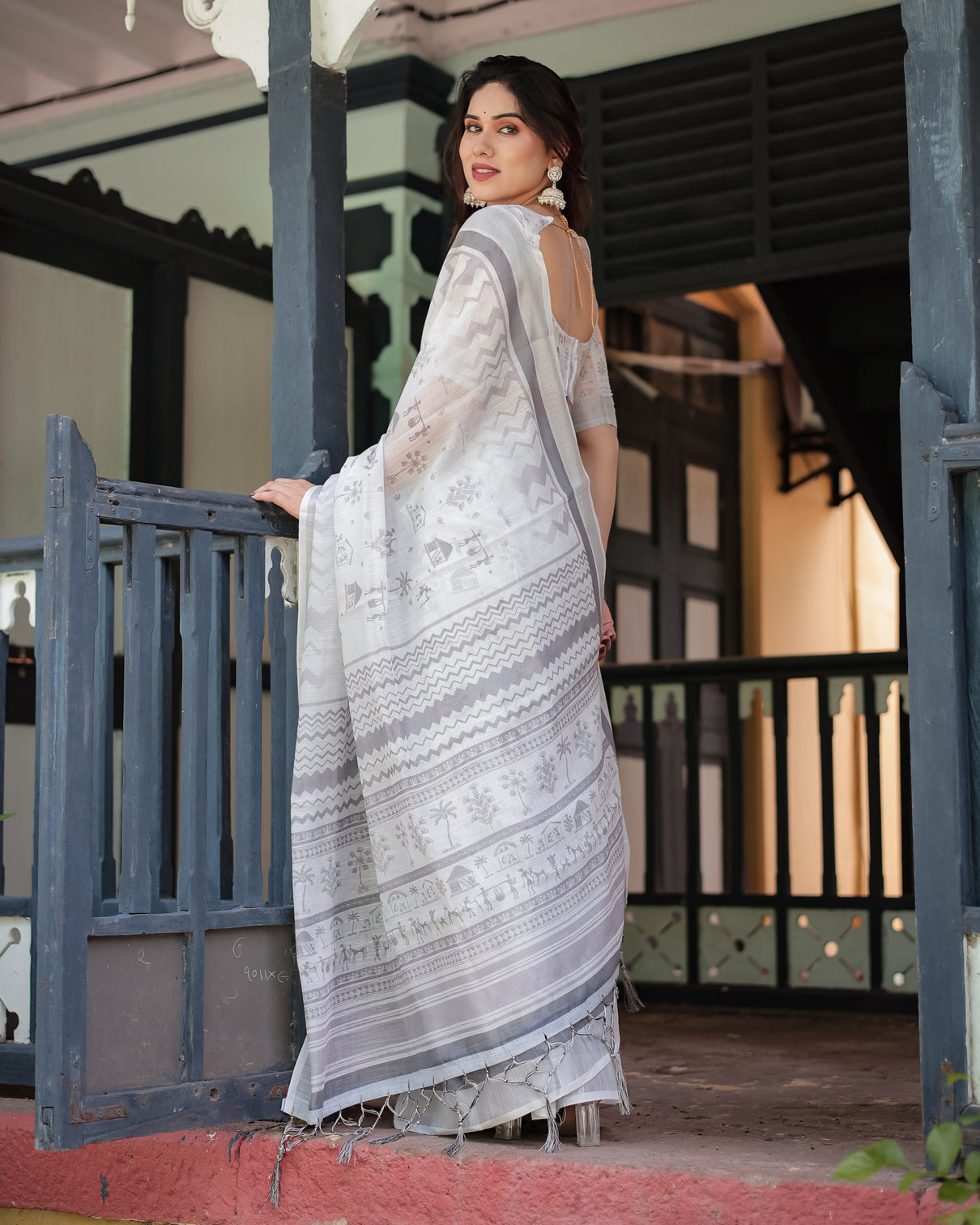 Elegant pure cotton linen saree with intricate grey and white pattern complete with blouse and tassels