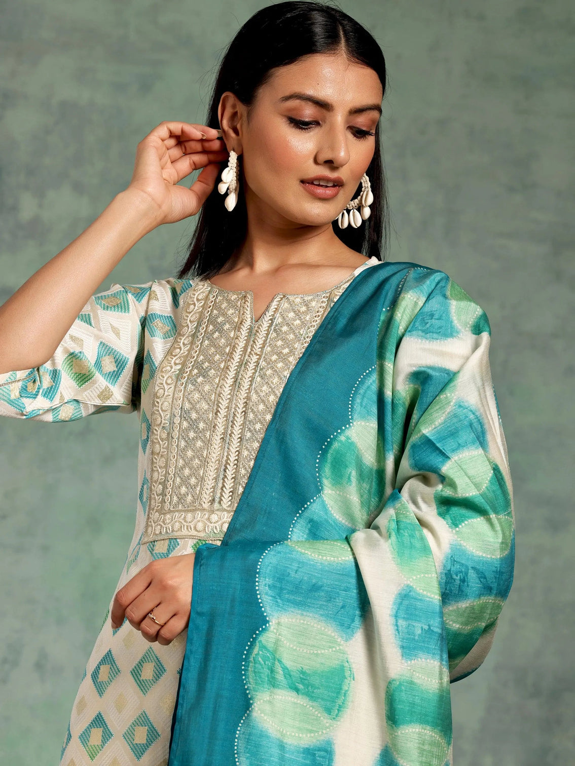 Mameraa Off White Printed Silk Blend Straight Suit With Dupatta