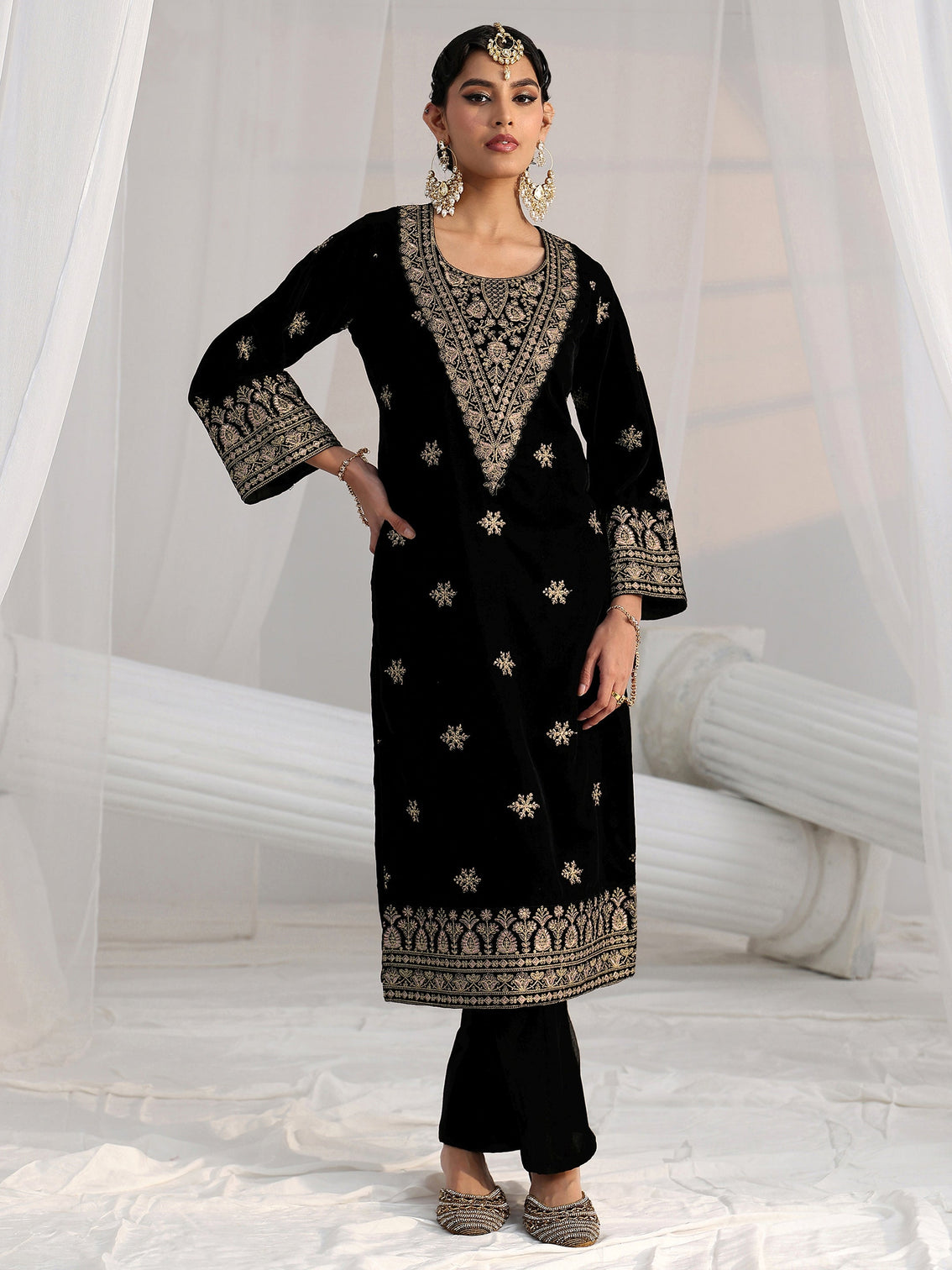 Mameraa Black Yoke Design Velvet Straight Kurta Set