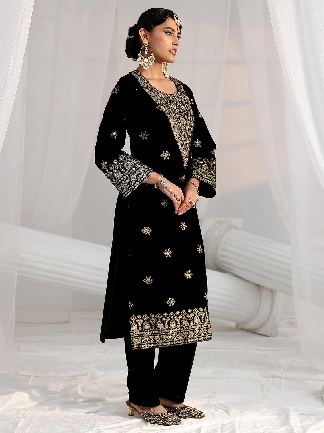 Mameraa Black Yoke Design Velvet Straight Kurta Set