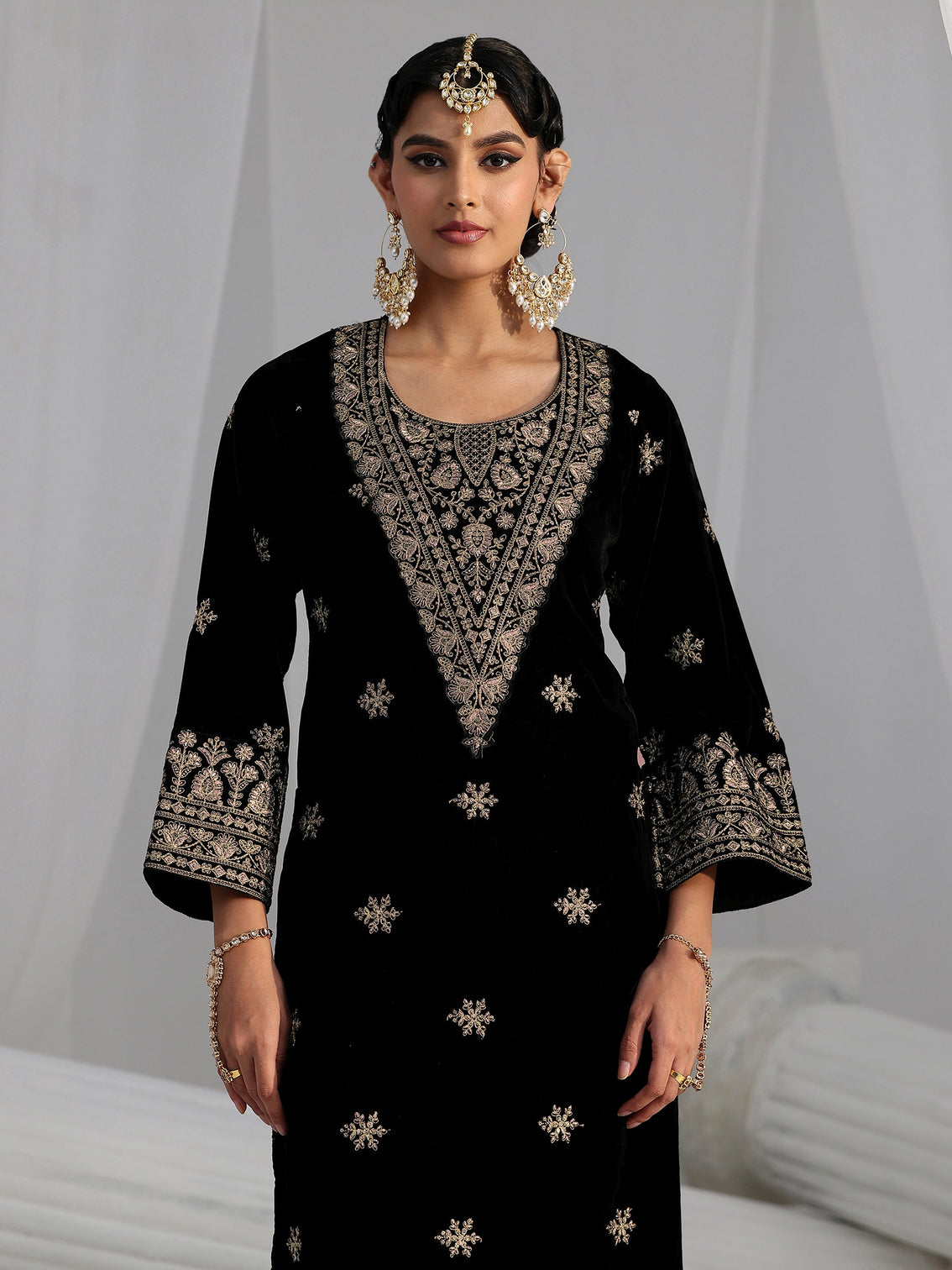 Mameraa Black Yoke Design Velvet Straight Kurta Set