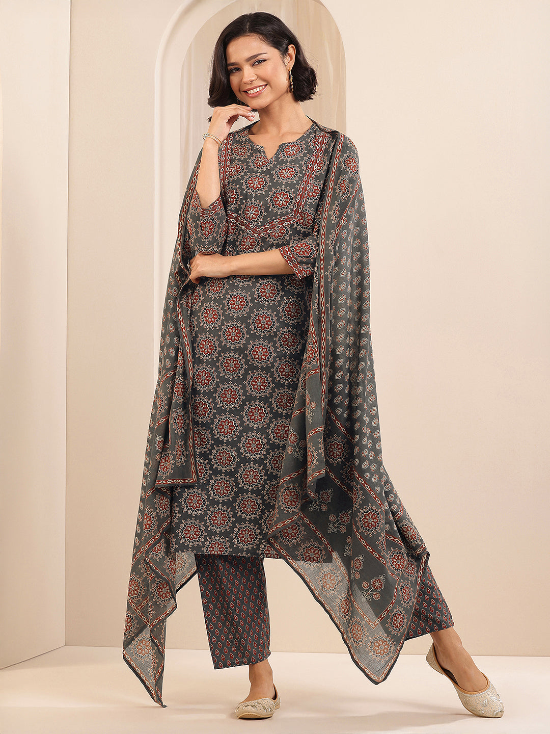 Mameraa Grey Printed Cotton Straight Suit Sets With Dupatta