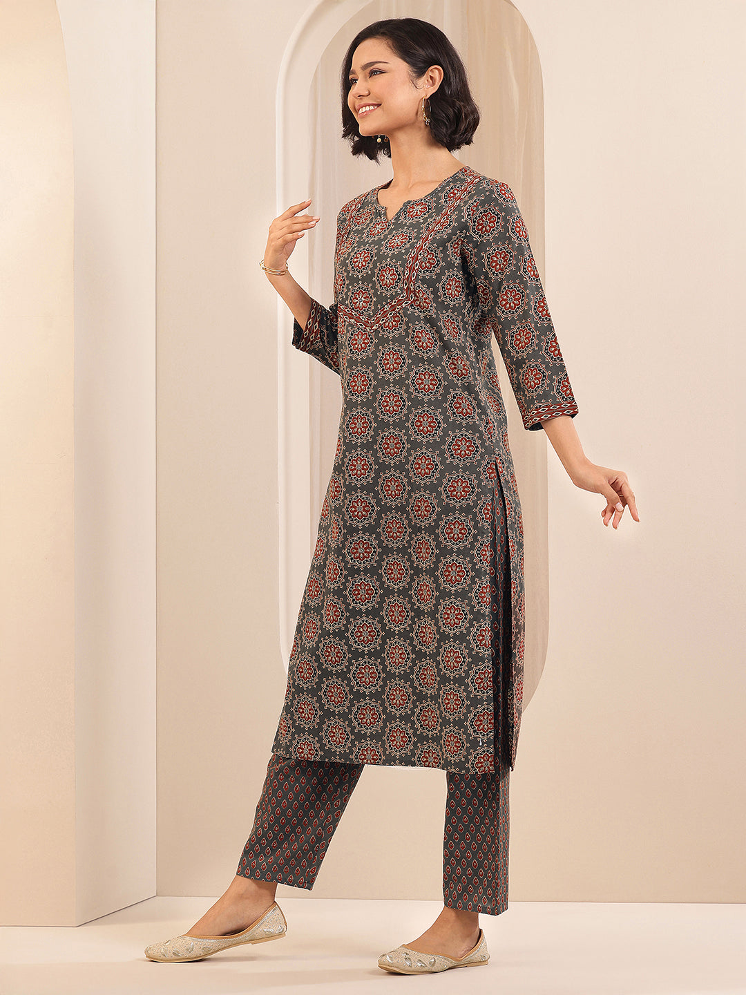 Mameraa Grey Printed Cotton Straight Suit Sets With Dupatta