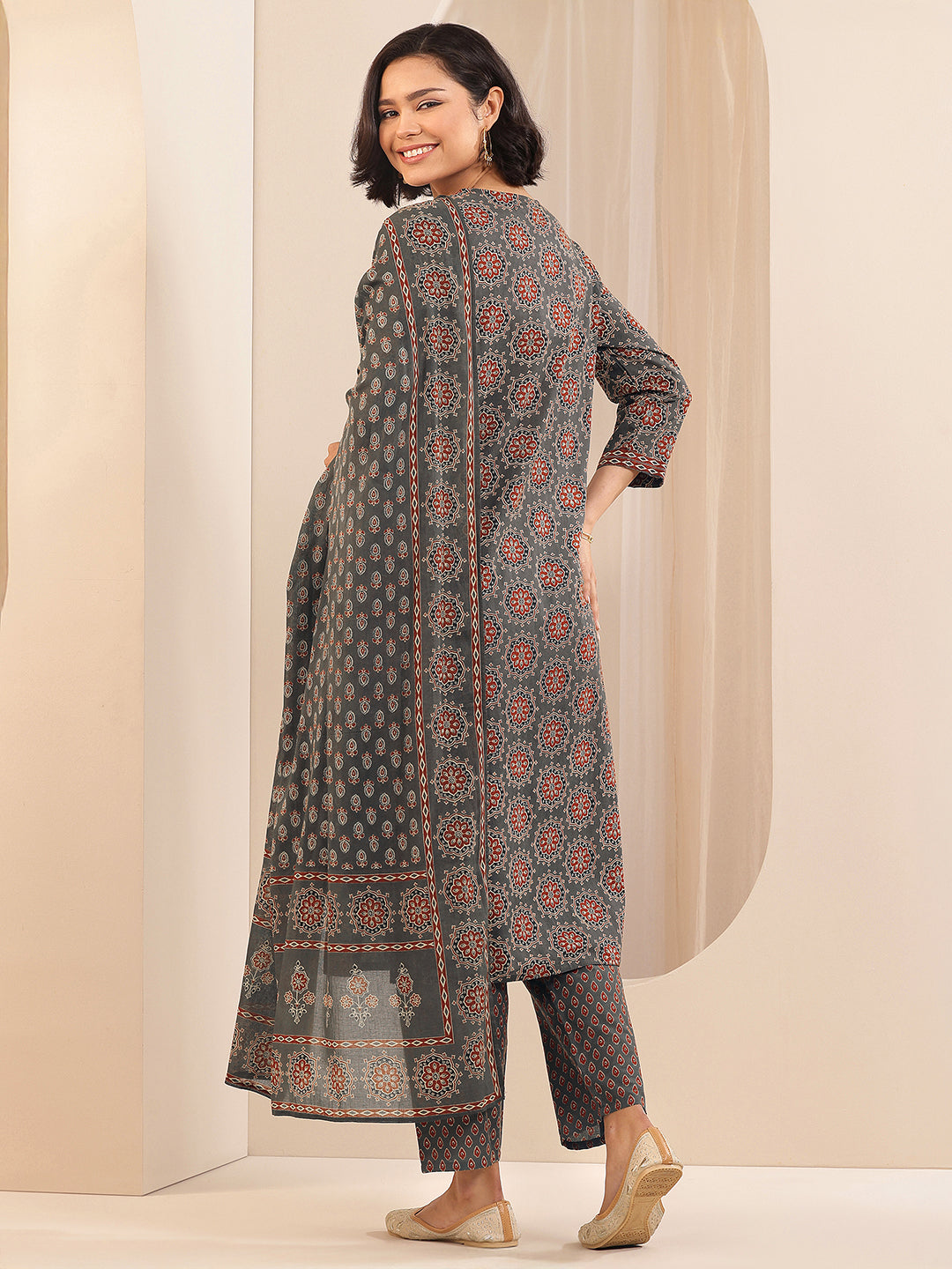 Mameraa Grey Printed Cotton Straight Suit Sets With Dupatta
