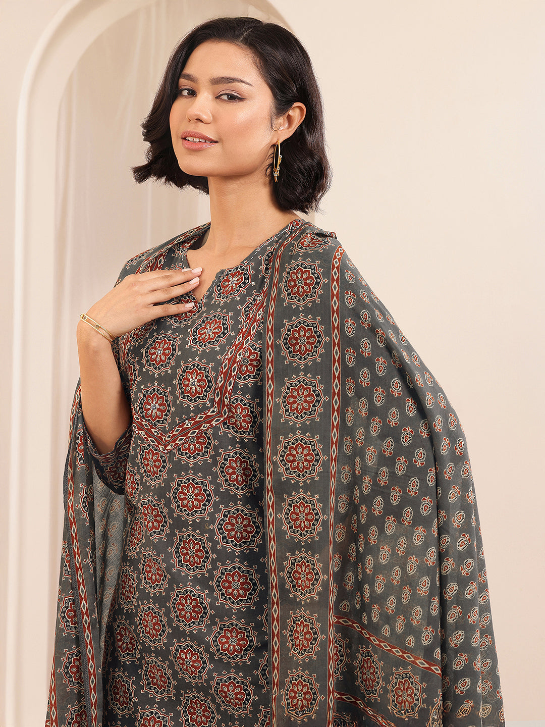 Mameraa Grey Printed Cotton Straight Suit Sets With Dupatta