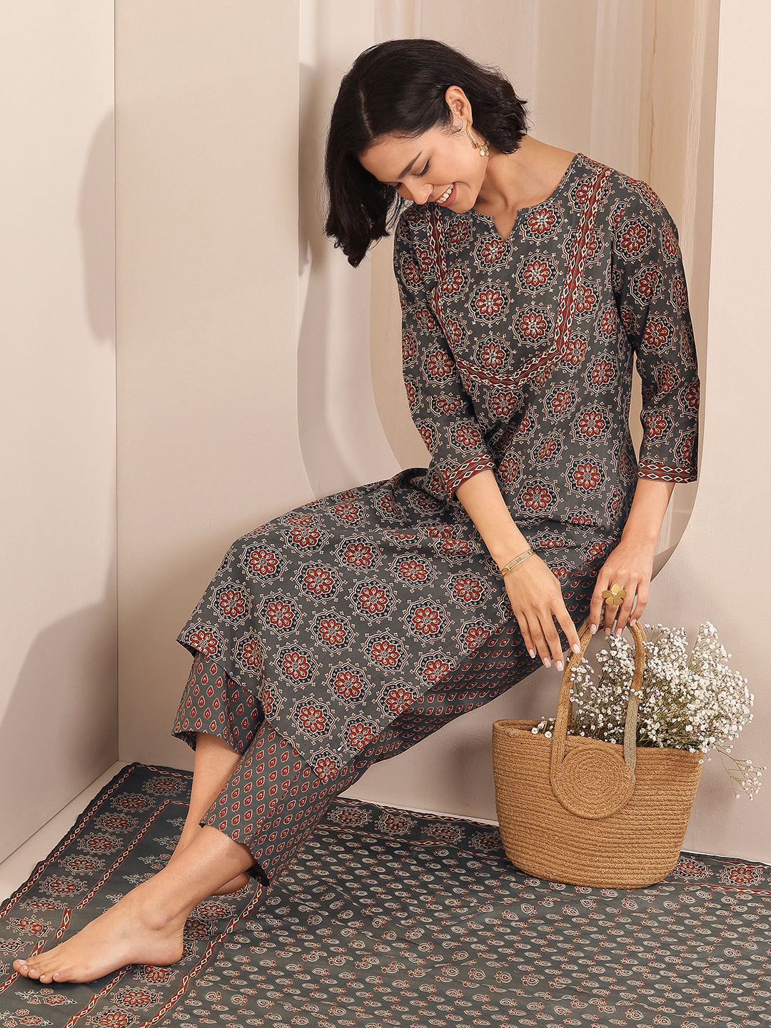 Mameraa Grey Printed Cotton Straight Suit Sets With Dupatta