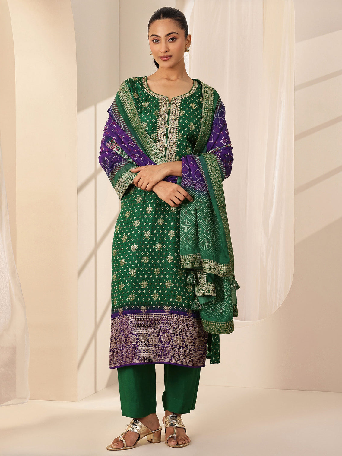 Mameraa Green Printed Silk Blend Straight Suit Set With Dupatta