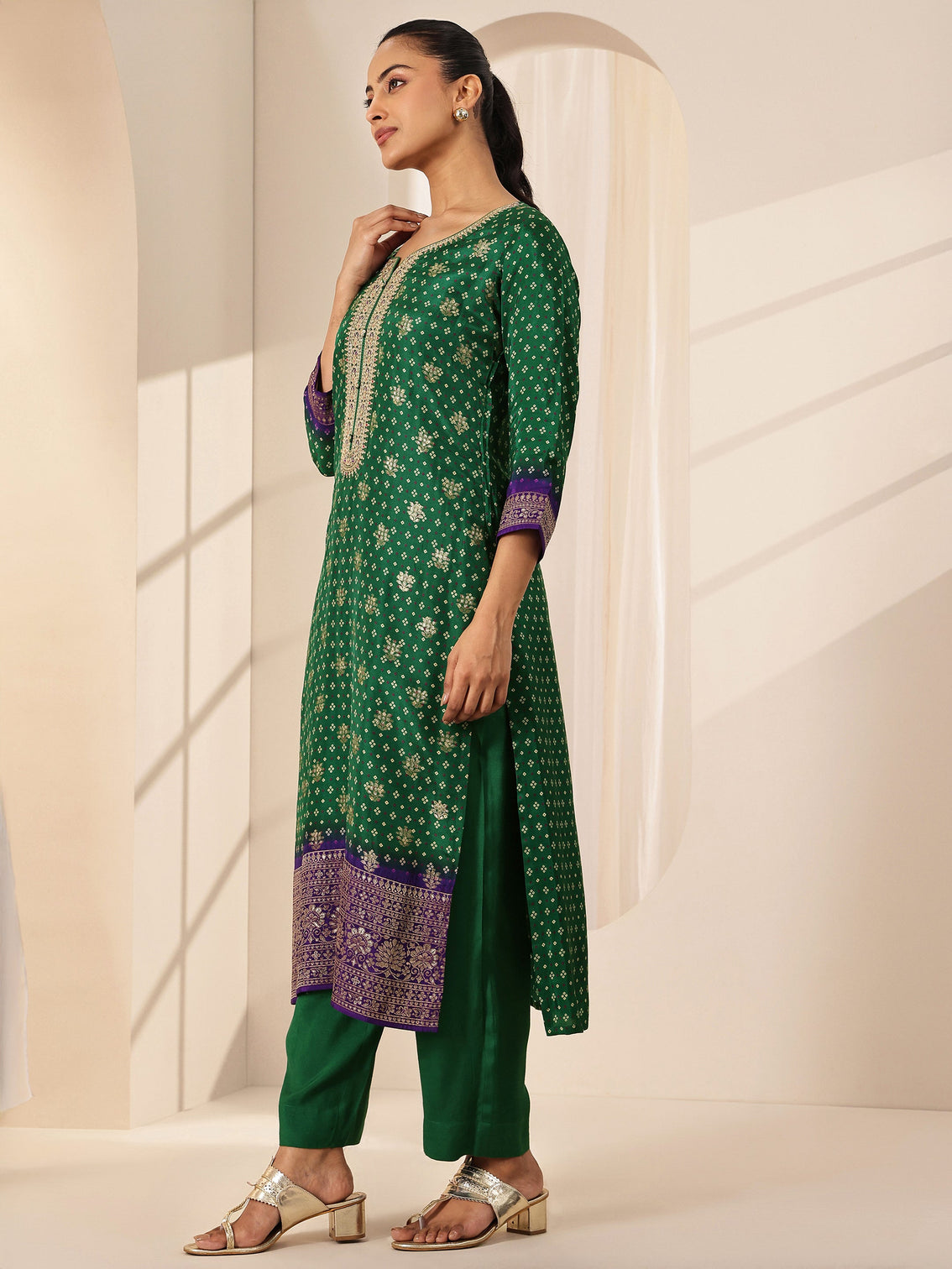 Mameraa Green Printed Silk Blend Straight Suit Set With Dupatta