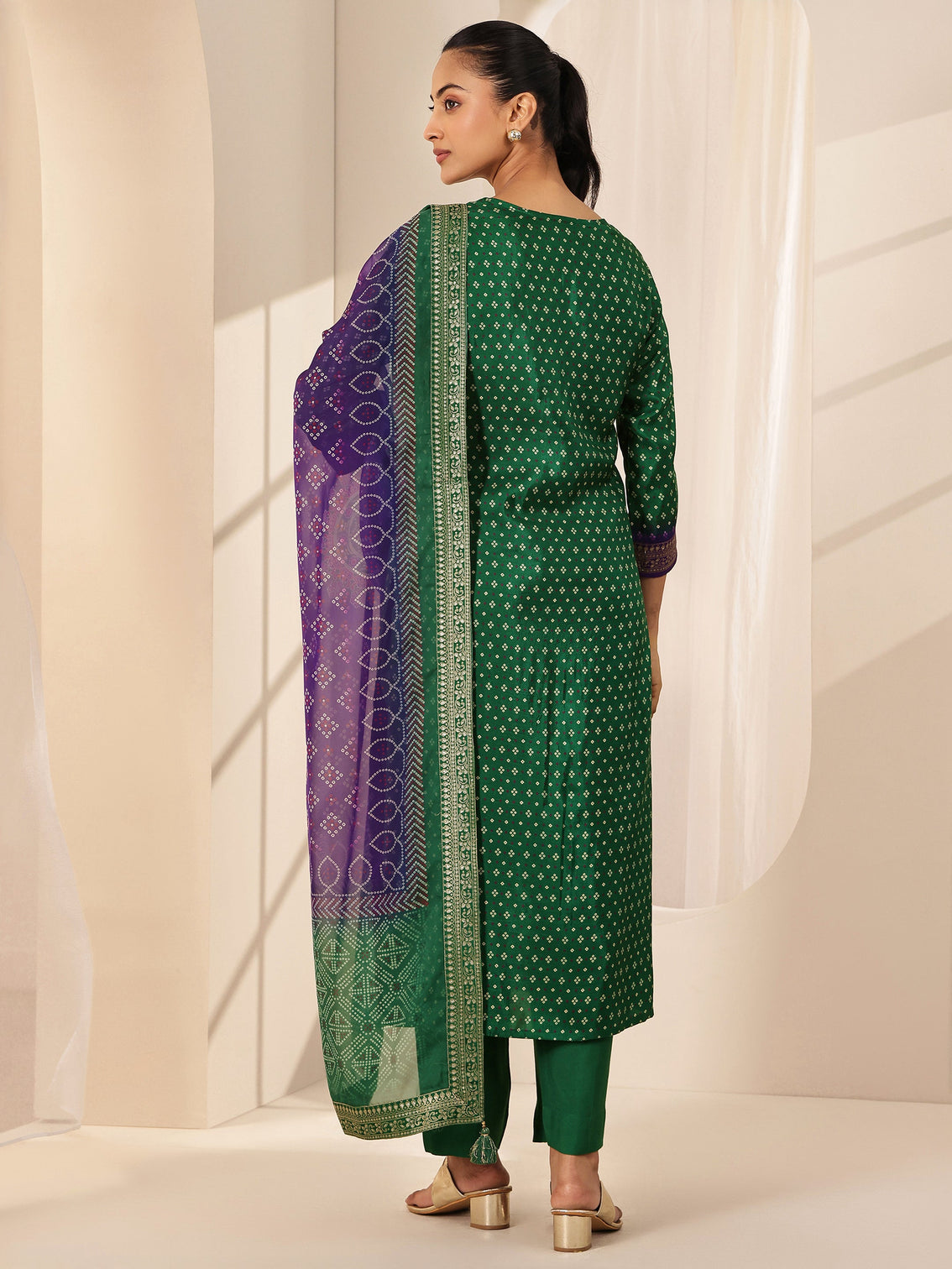 Mameraa Green Printed Silk Blend Straight Suit Set With Dupatta