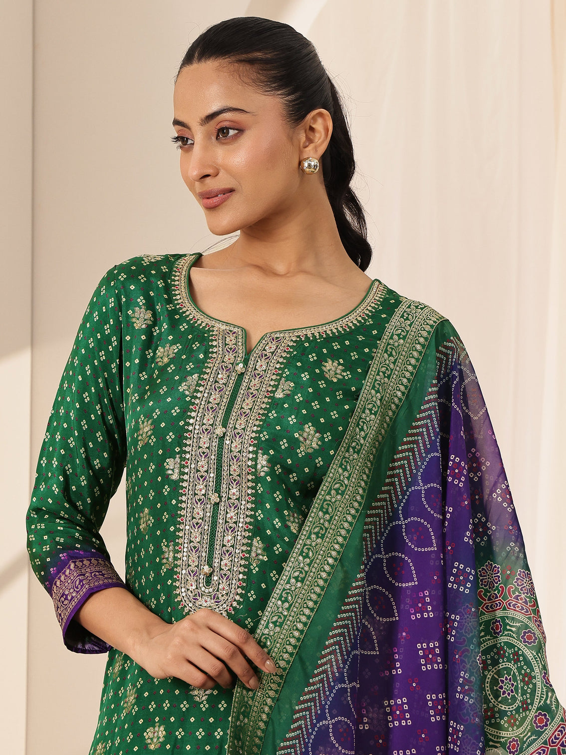 Mameraa Green Printed Silk Blend Straight Suit Set With Dupatta
