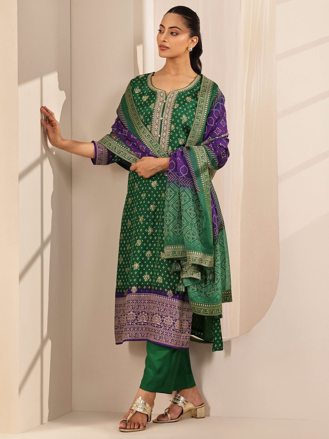 Mameraa Green Printed Silk Blend Straight Suit Set With Dupatta
