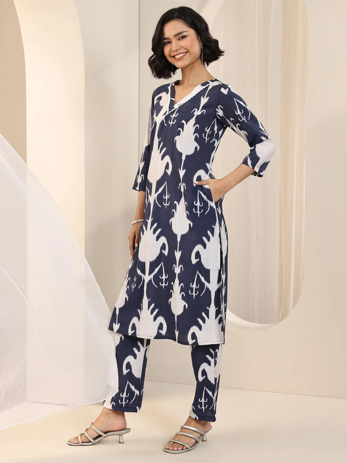 Mameraa Blue Printed Silk Blend Straight Kurta Set