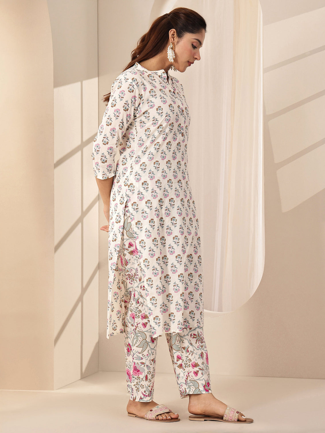Mameraa Off White Printed Cotton Straight Suit Sets With Dupatta