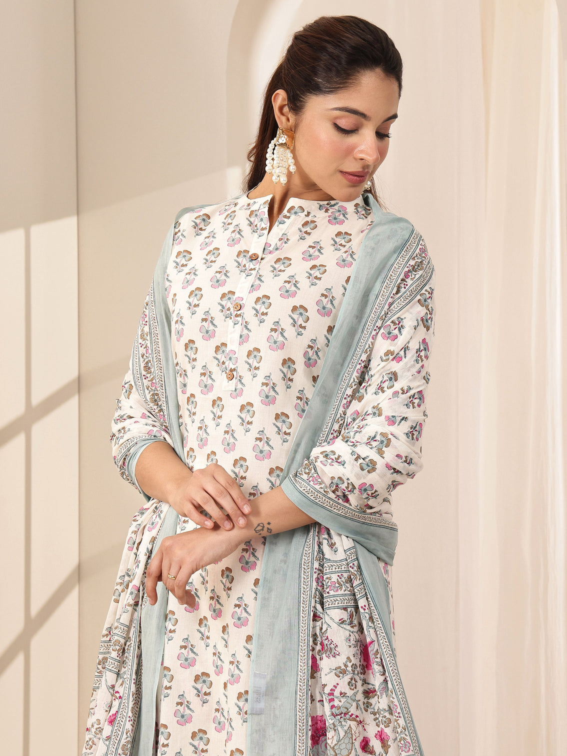 Mameraa Off White Printed Cotton Straight Suit Sets With Dupatta