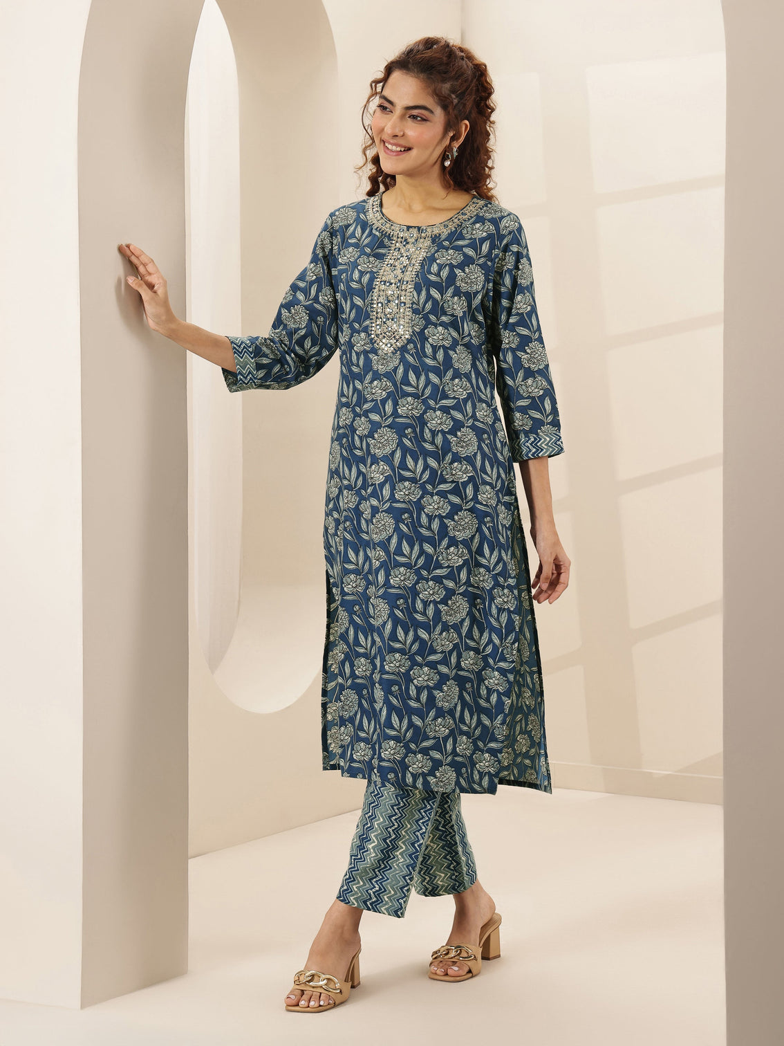 Mameraa Teal Blue Printed Cotton Blend Straight Suit Sets With Dupatta