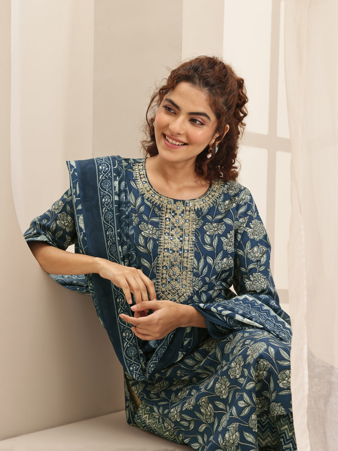 Mameraa Teal Blue Printed Cotton Blend Straight Suit Sets With Dupatta