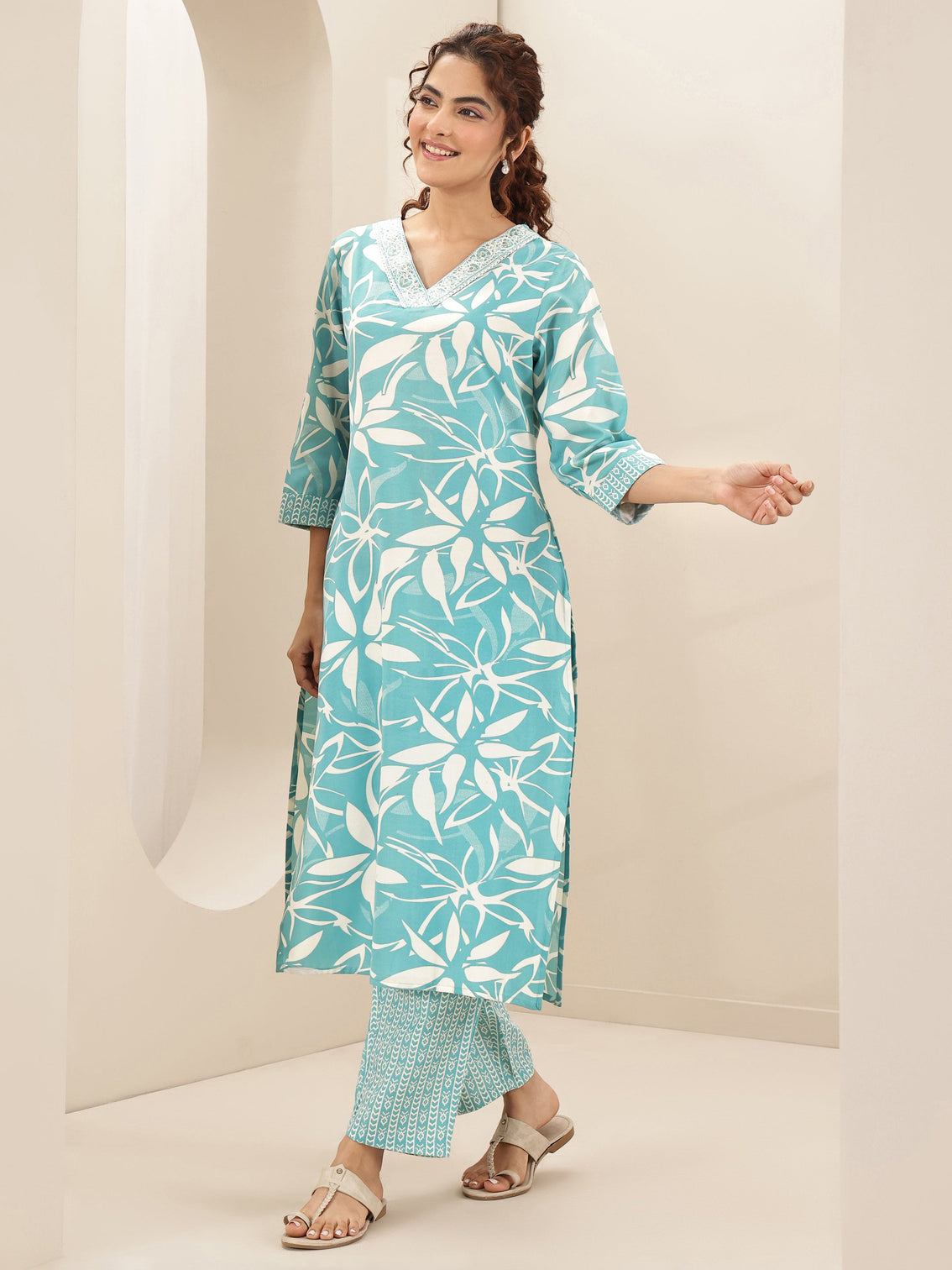 Mameraa Turquoise Blue Printed Cotton Blend Straight Suit Sets With Dupatta