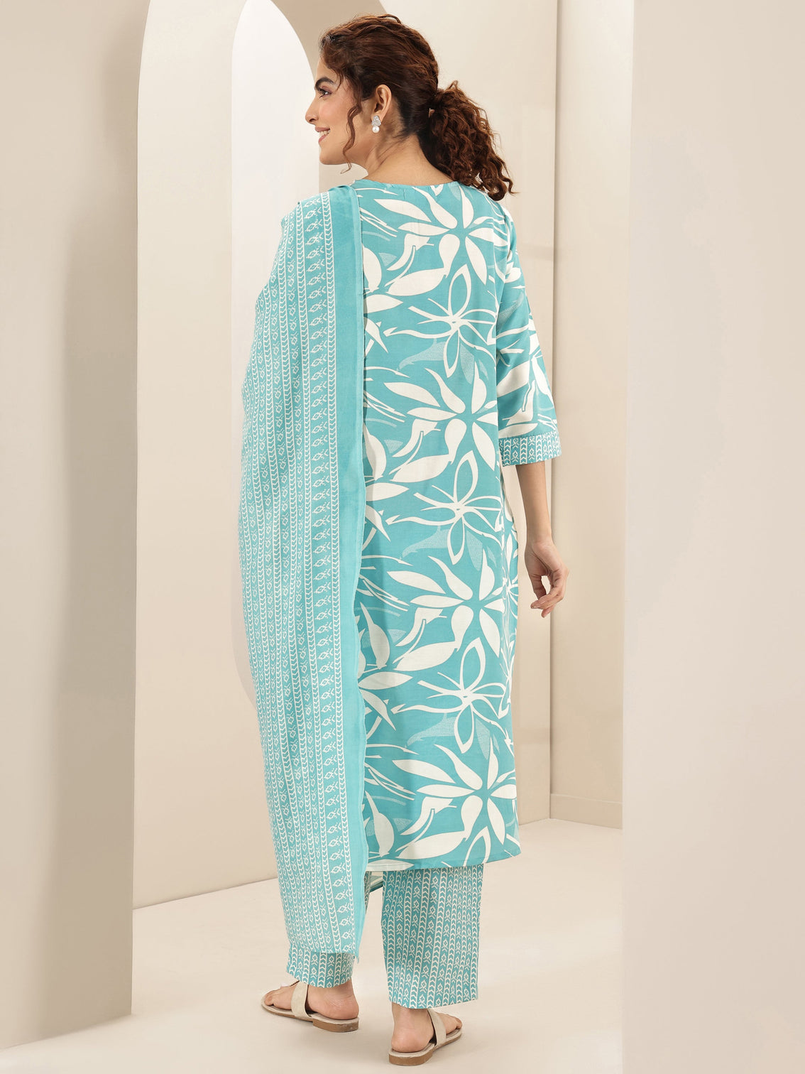 Mameraa Turquoise Blue Printed Cotton Blend Straight Suit Sets With Dupatta